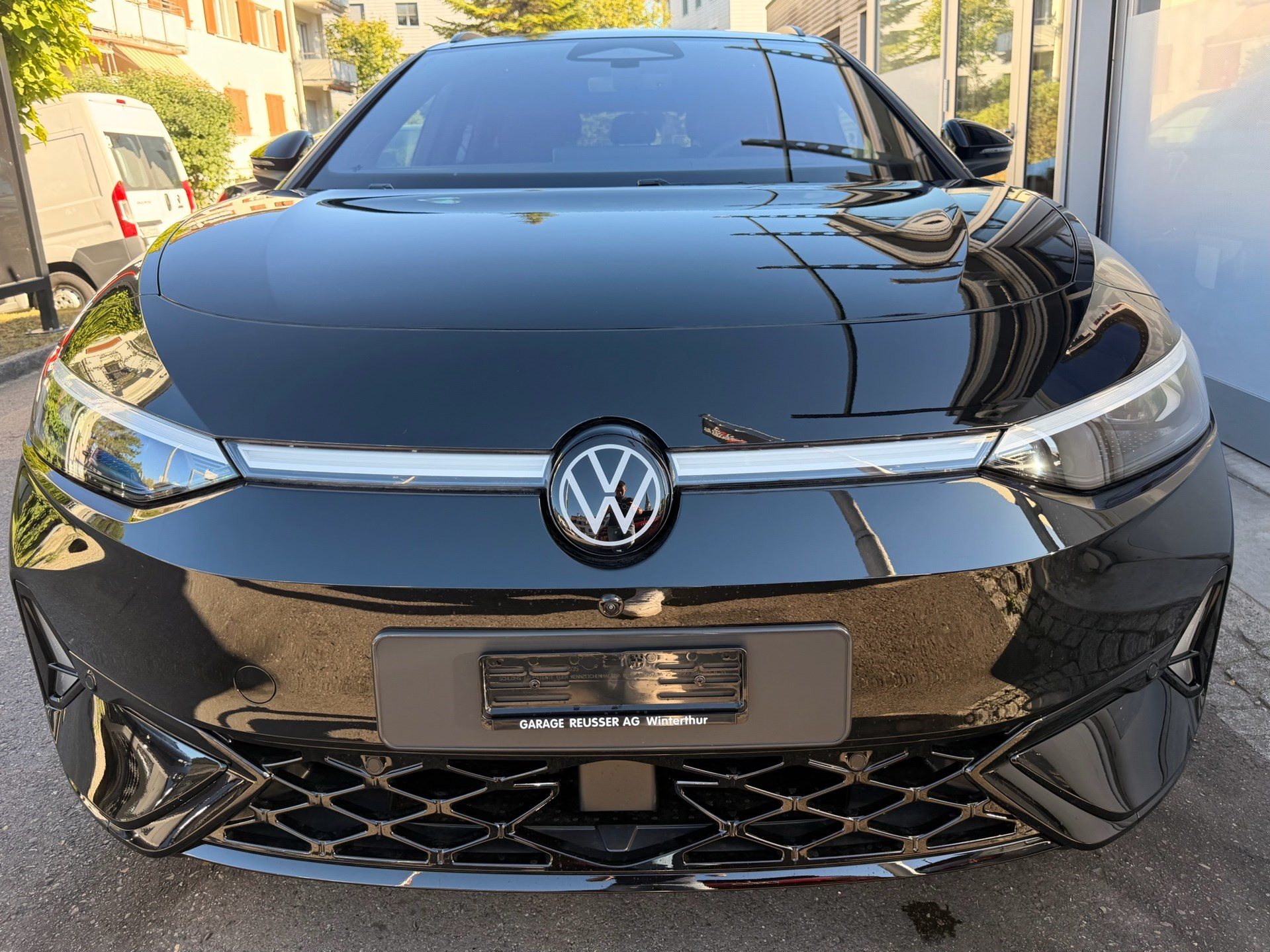 VW ID.7 TOURER GTX 340 PS 4MOTION *** VOLLAUSSTATTUG IN GRENADILSCHWARZ ***-showroom-element-1
