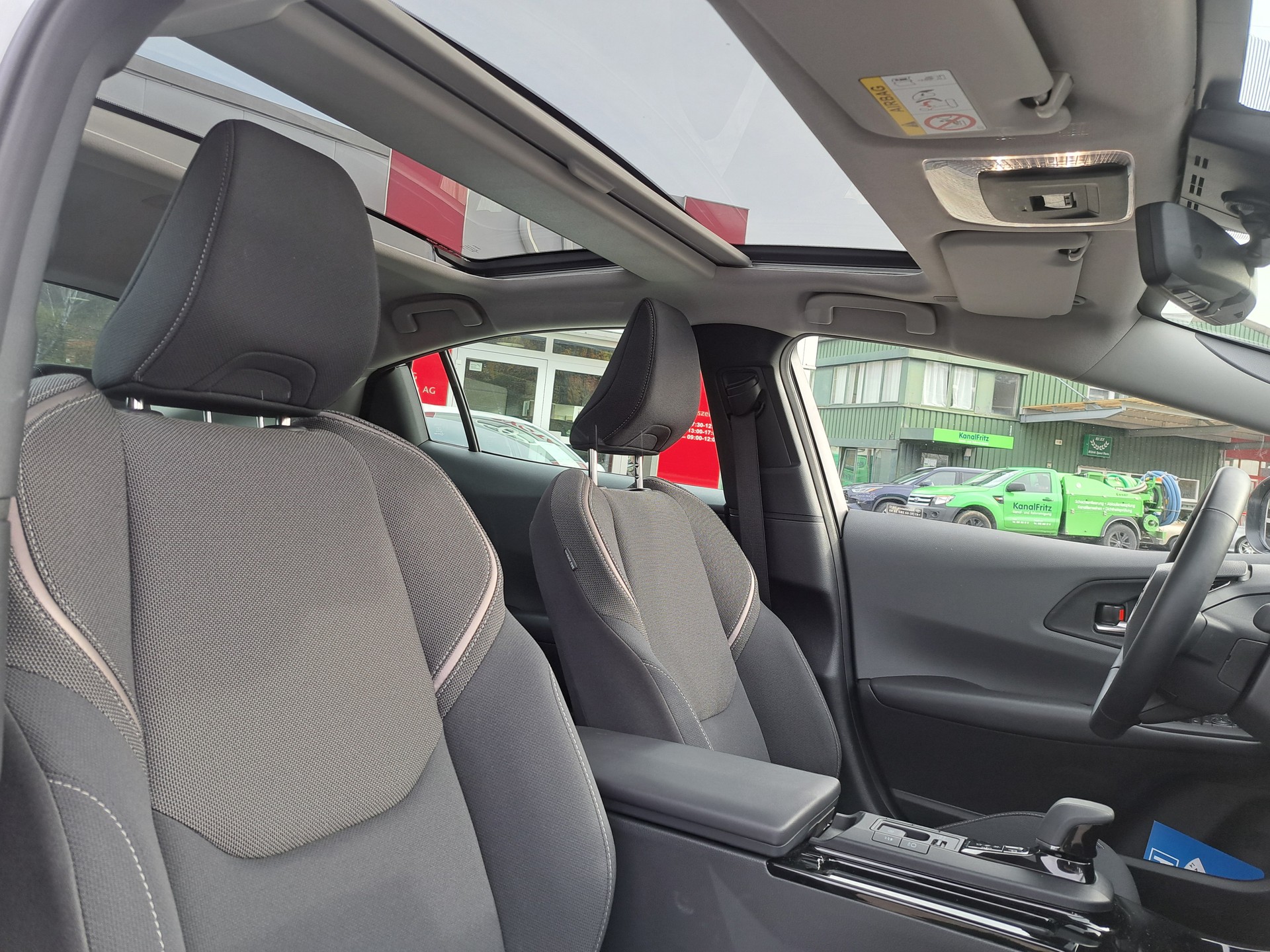 TOYOTA Prius 2.0 VVT-i Plug-in Hybrid Style-image-6
