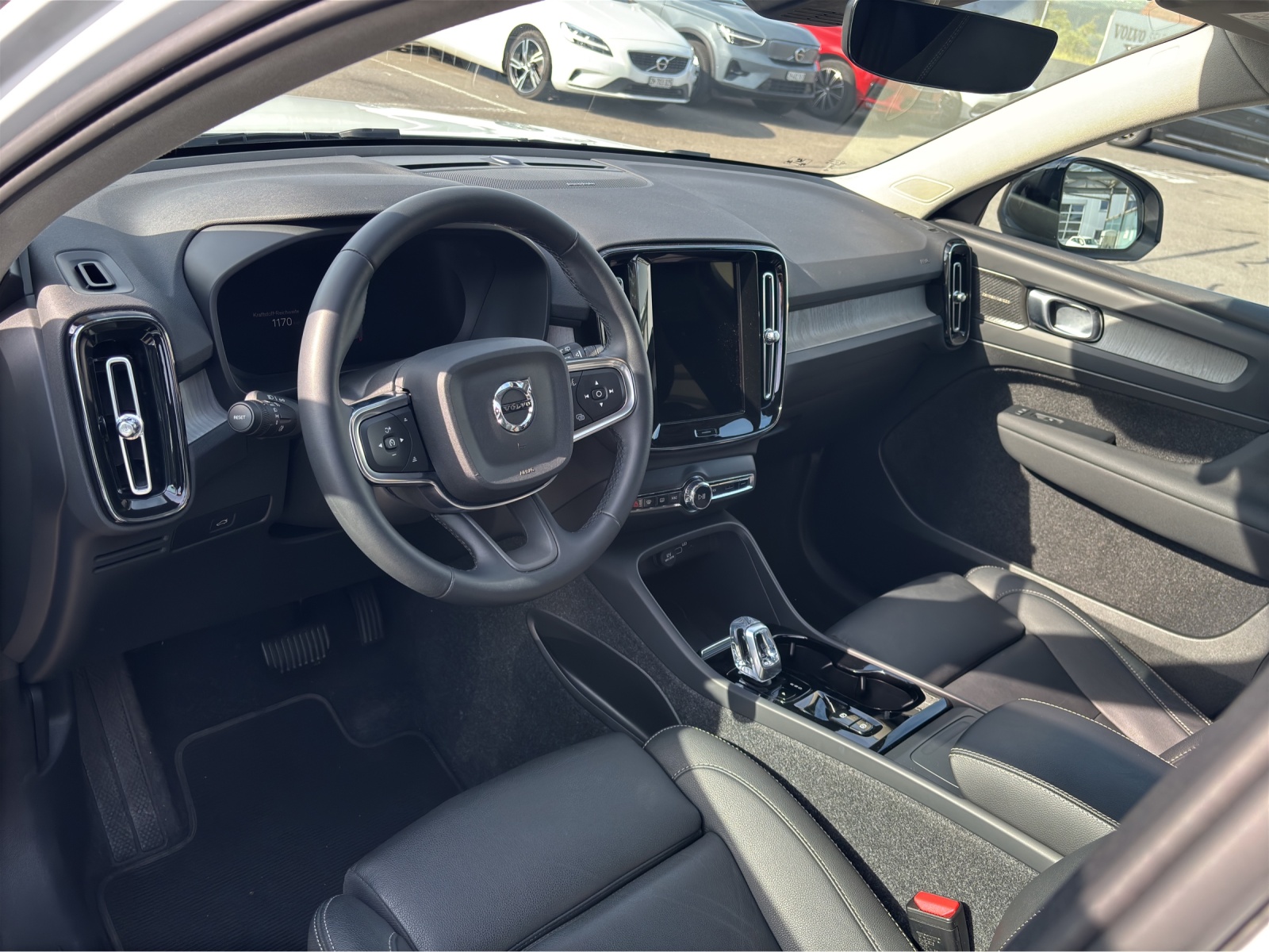VOLVO XC40 2.0 B4 MH Plus Dark-image-9