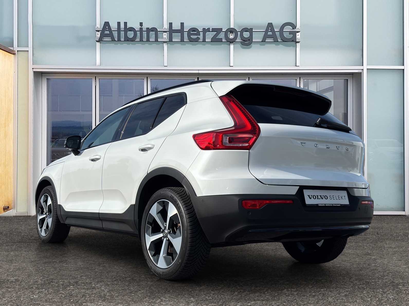 VOLVO XC40 2.0 B4 MH Plus Dark-showroom-element-2