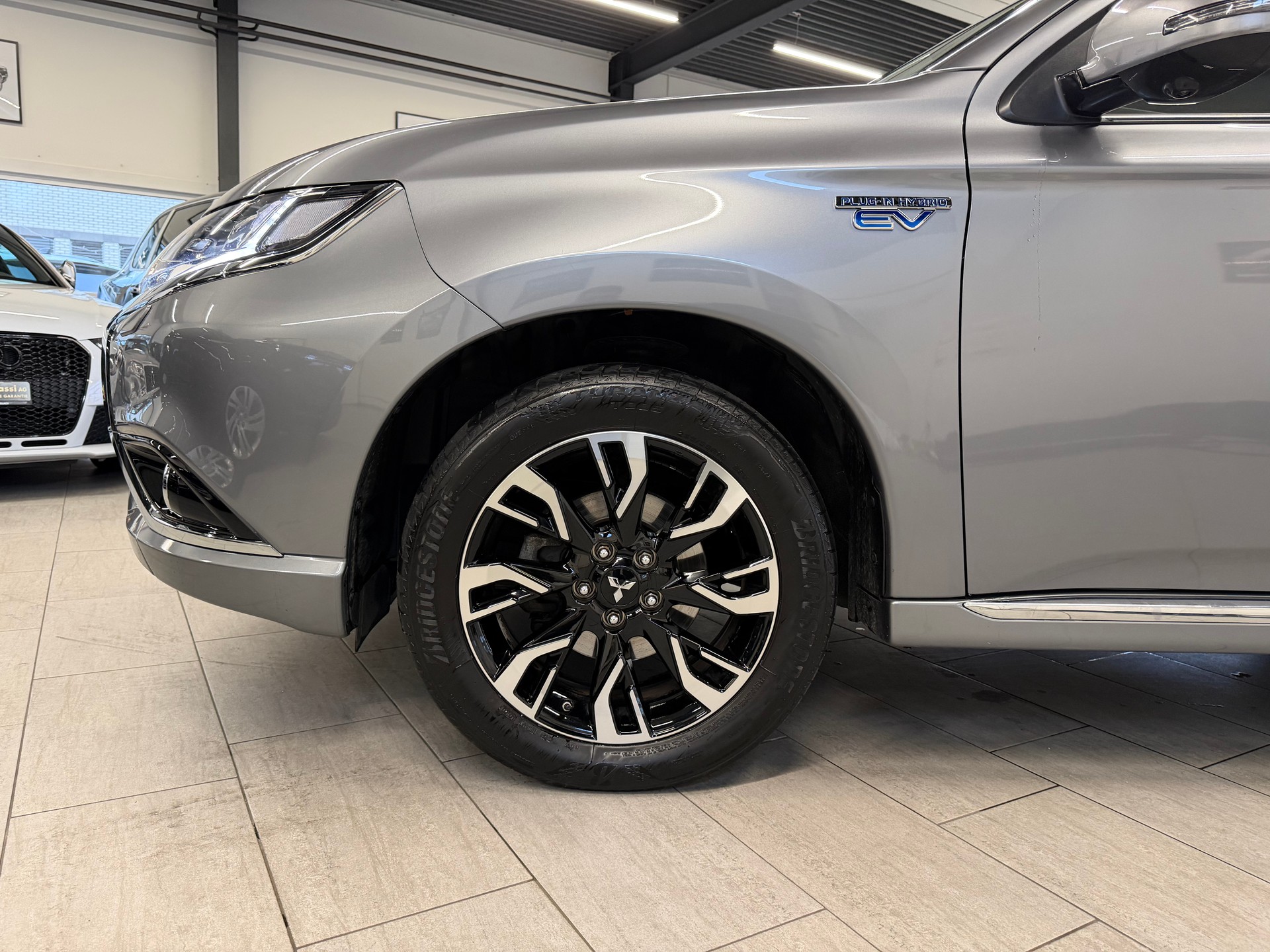 MITSUBISHI Outlander 2.0 PHEV Diamond 4WD Automatic-image-14