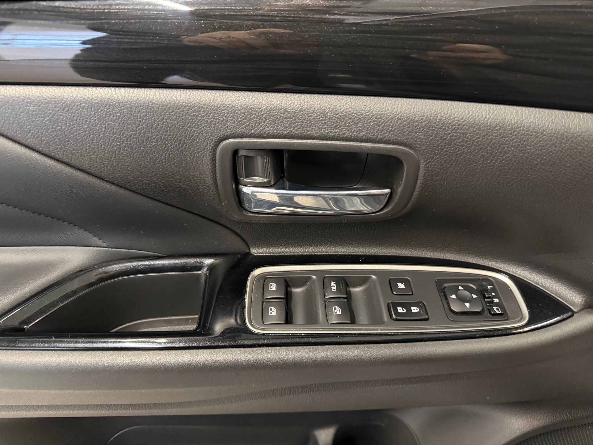 MITSUBISHI Outlander 2.0 PHEV Diamond 4WD Automatic-image-15