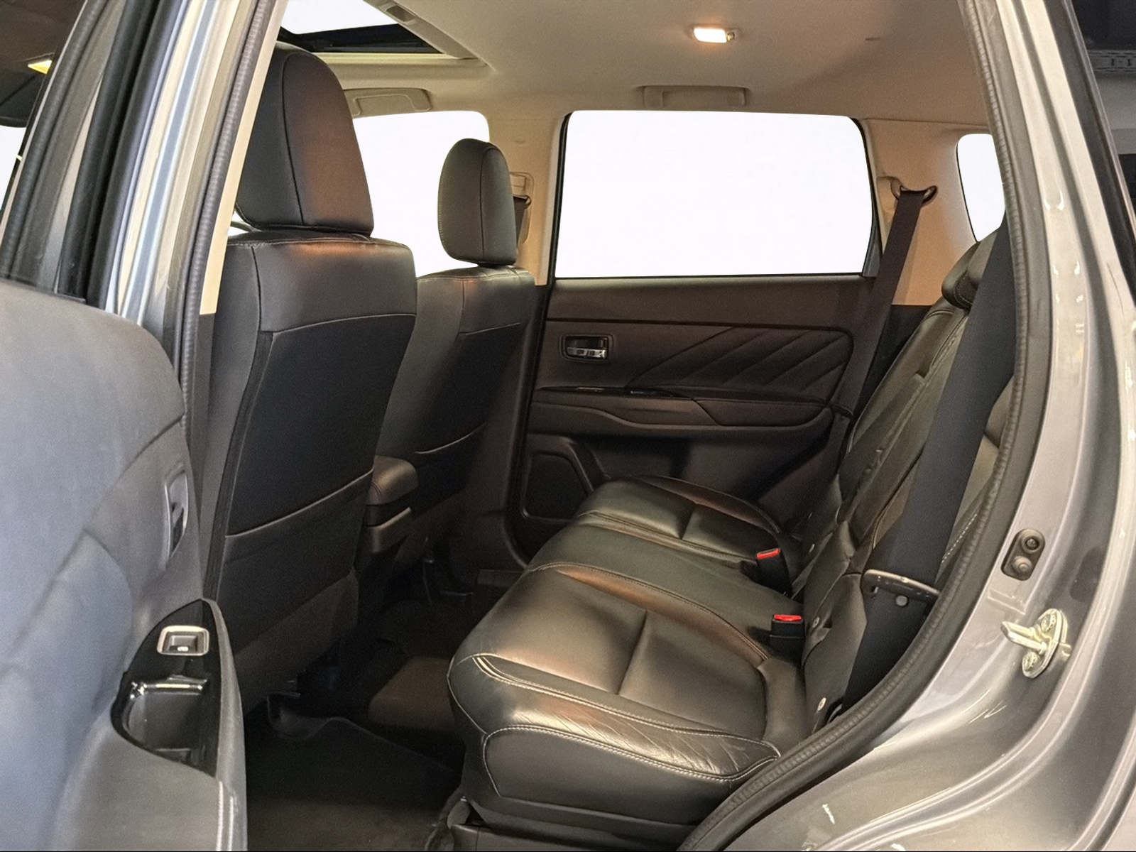 MITSUBISHI Outlander 2.0 PHEV Diamond 4WD Automatic-image-11