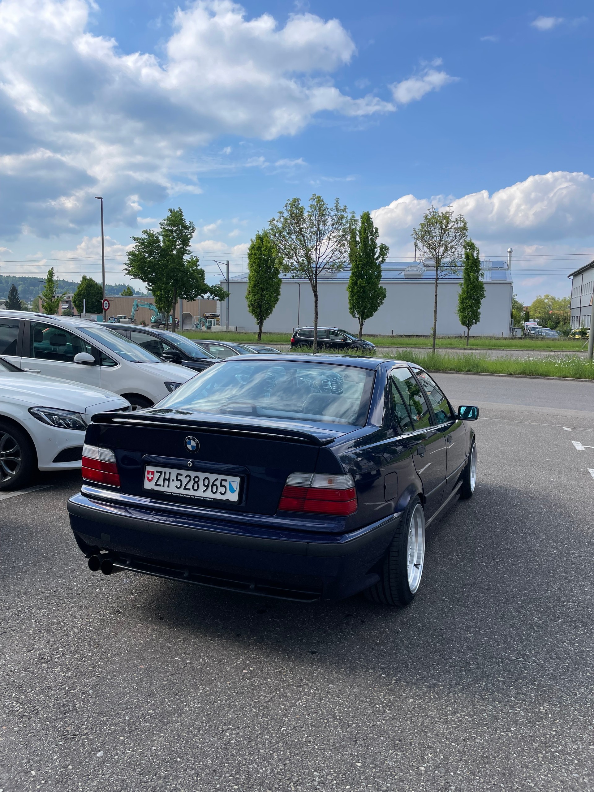 BMW 318i Sport Edition-showroom-element-3