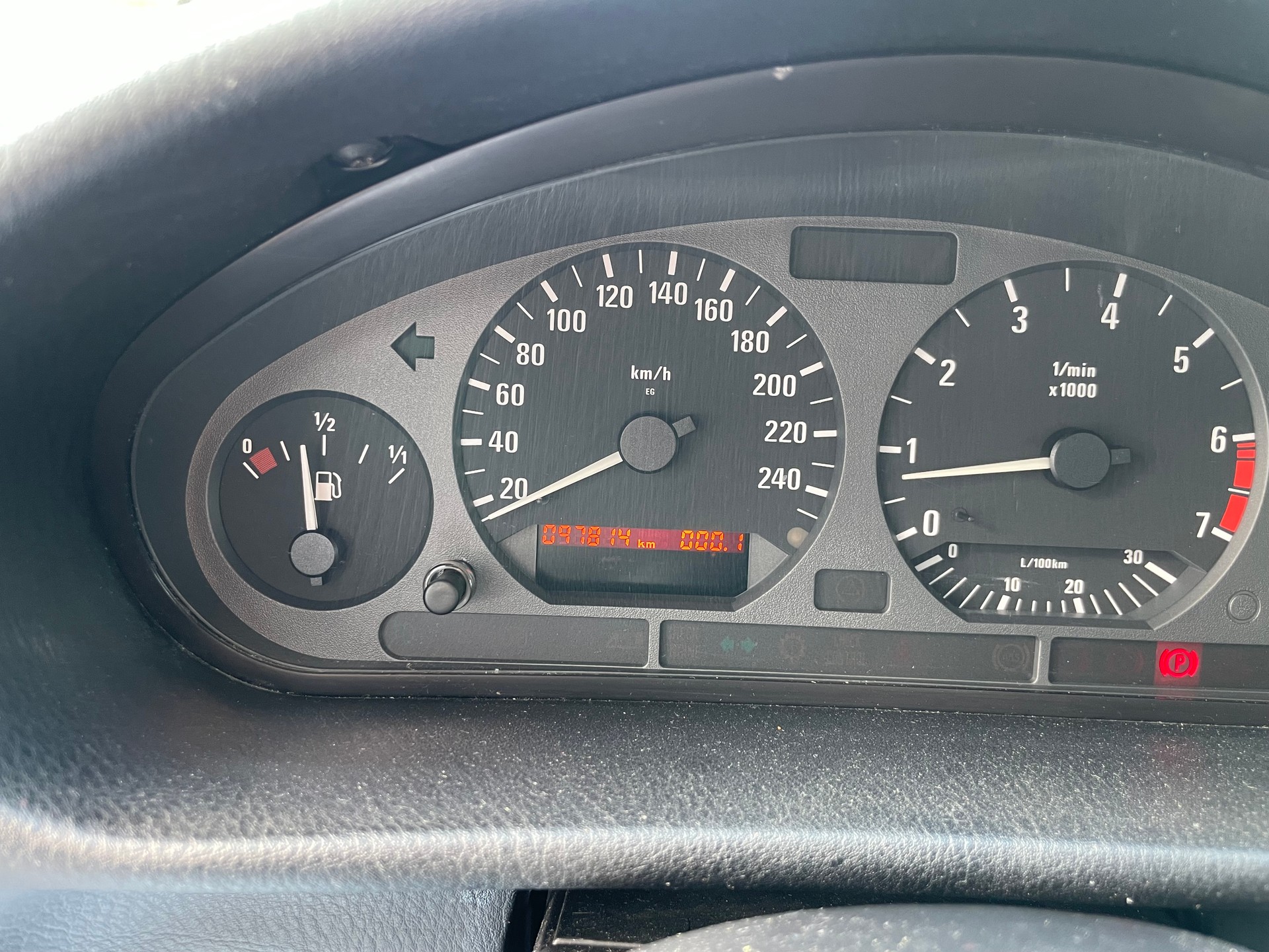 BMW 318i Sport Edition-image-9