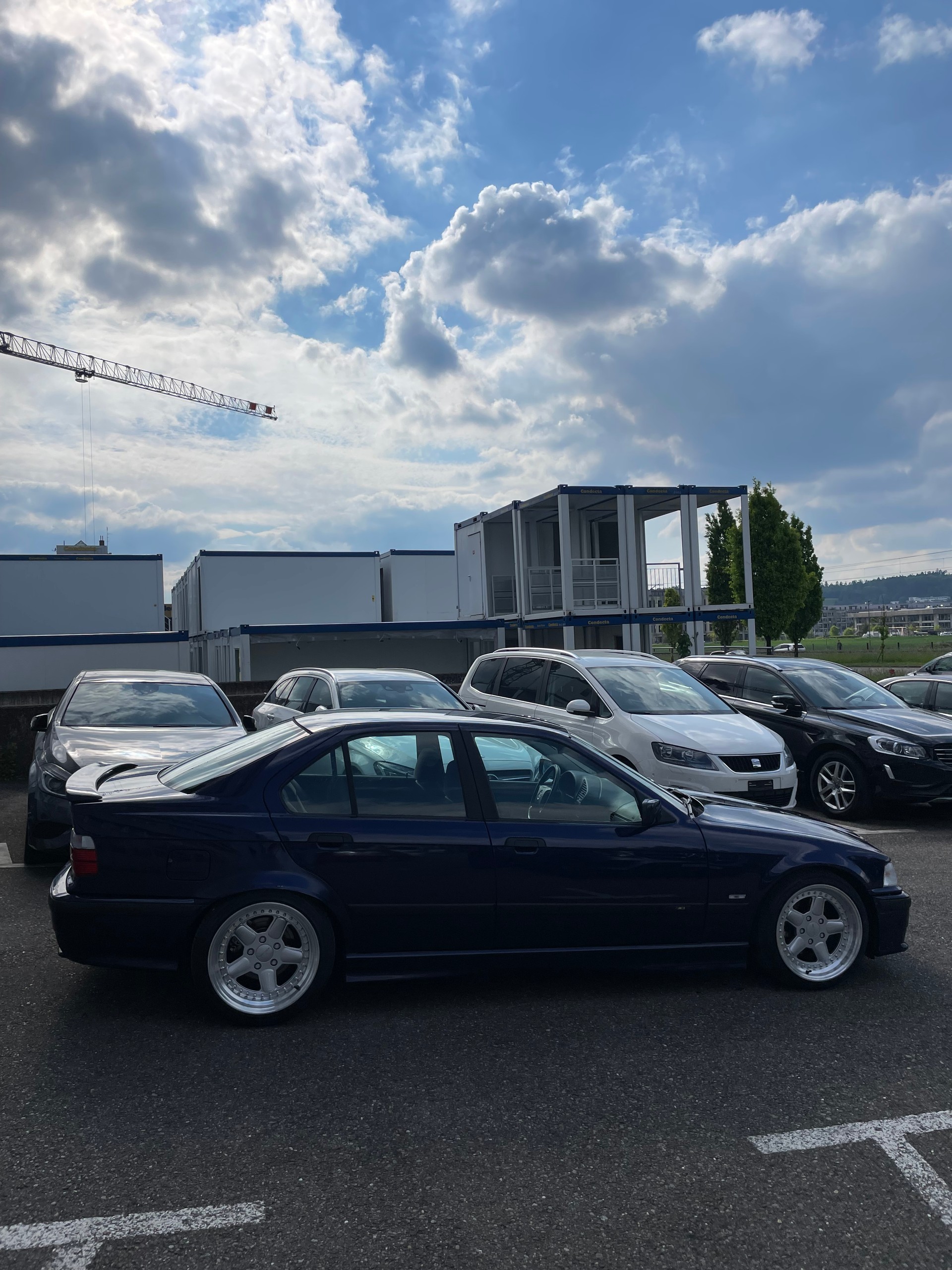 BMW 318i Sport Edition-showroom-element-2
