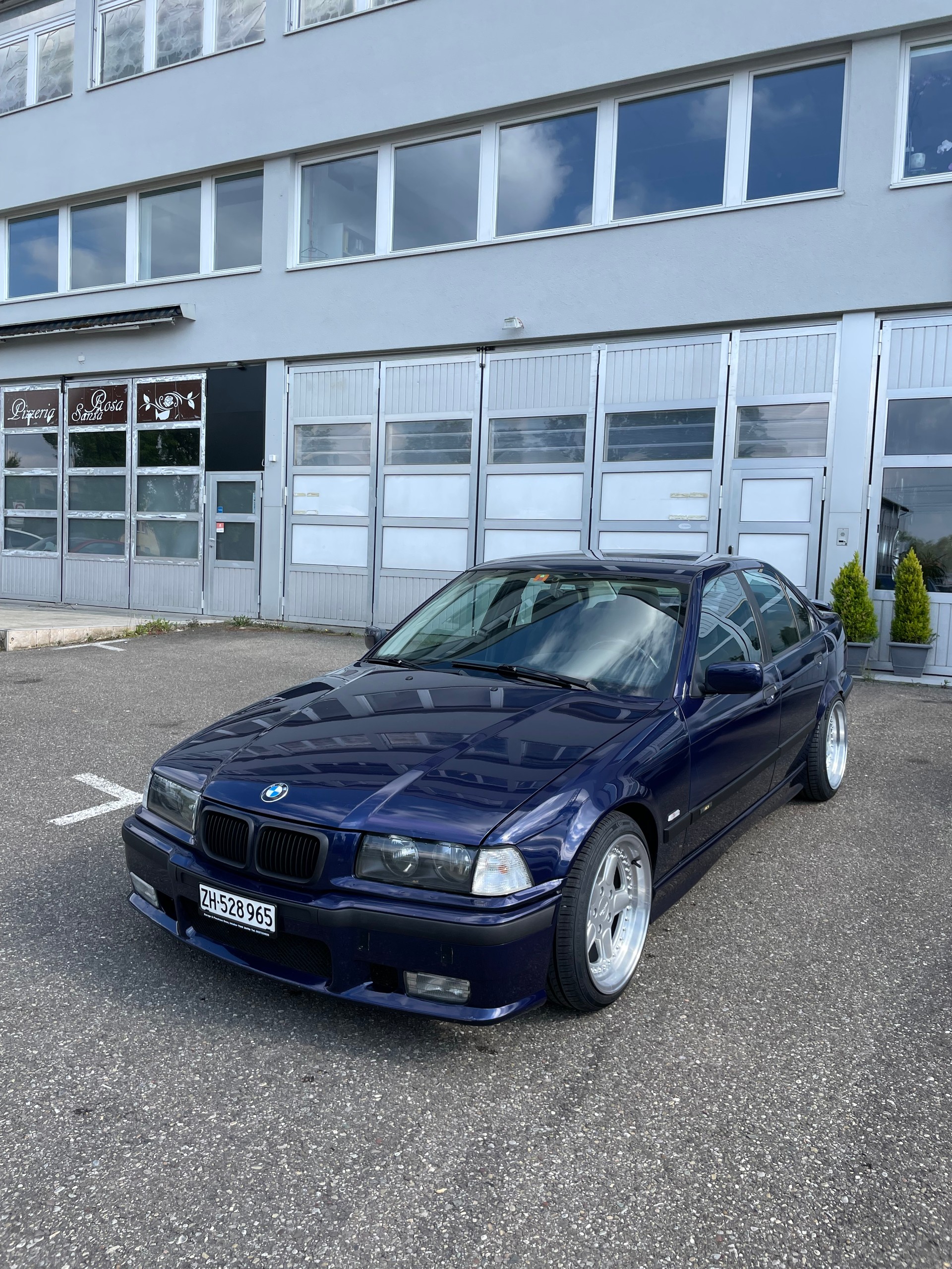 BMW 318i Sport Edition-showroom-element-1
