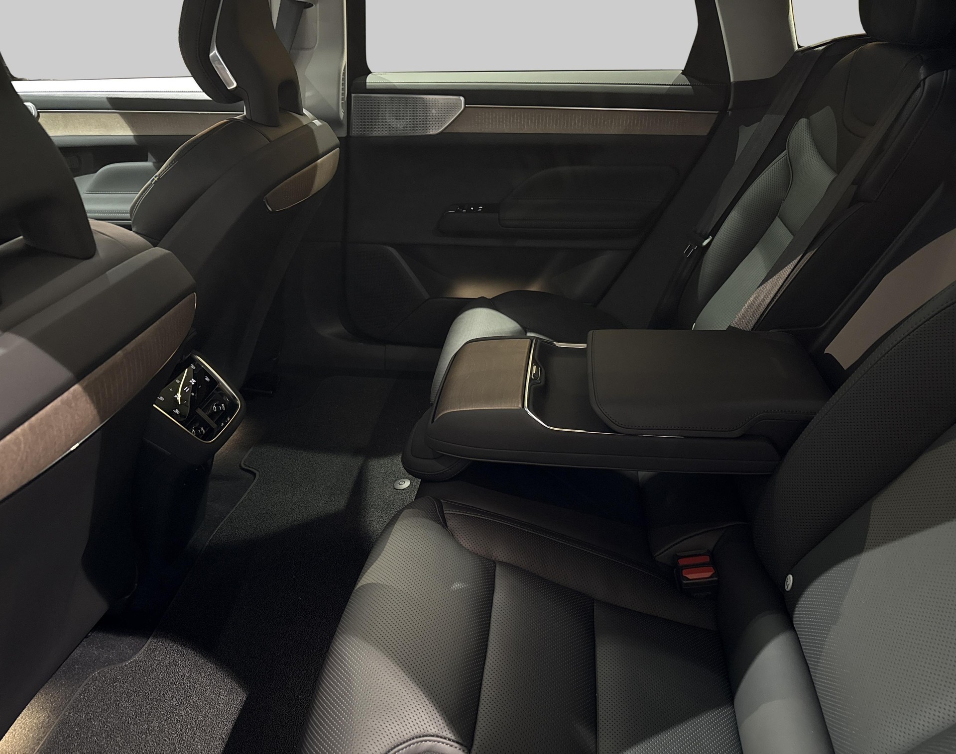 VOLVO ES90 Ultra-image-20