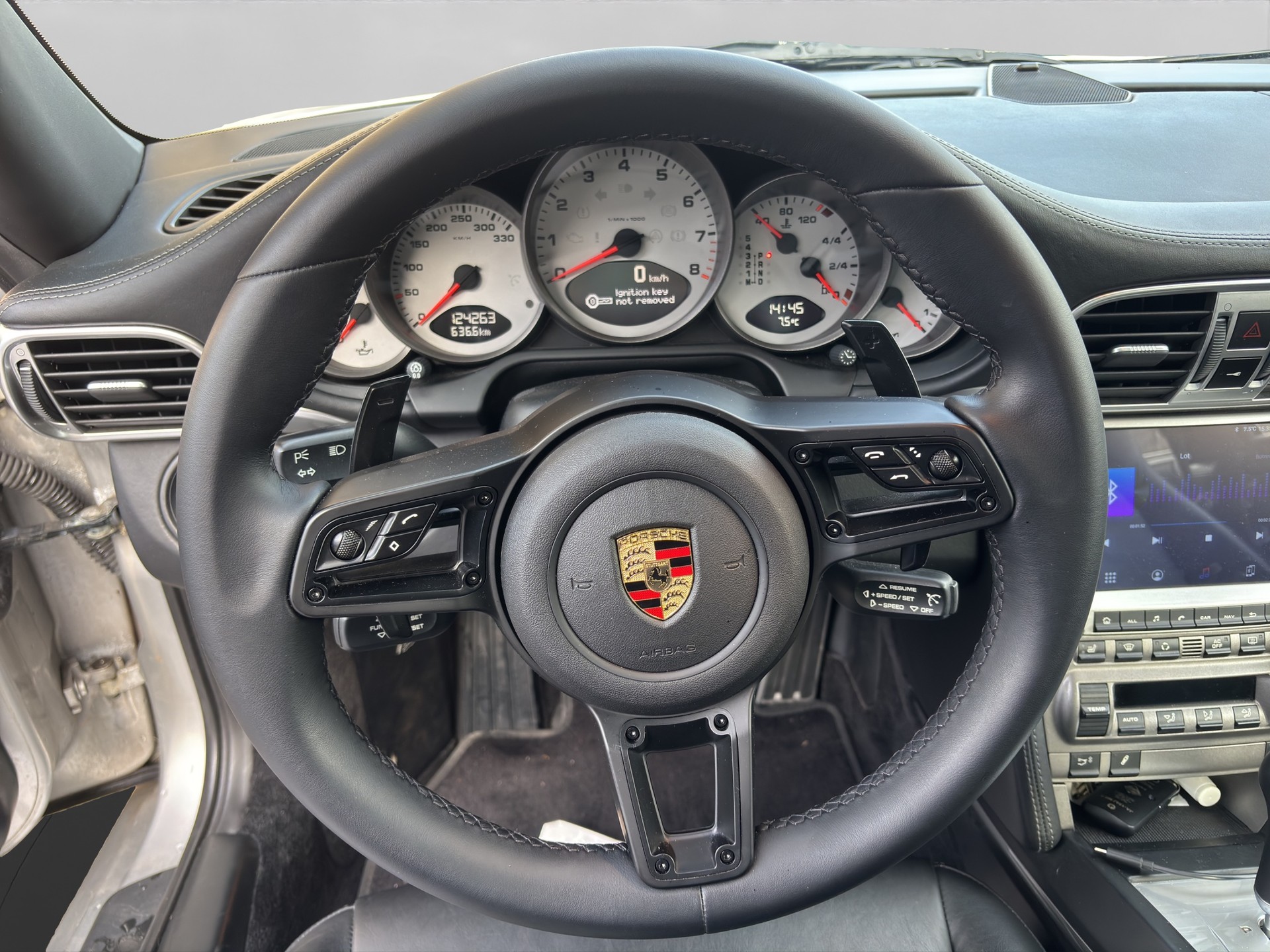 PORSCHE 911 Carrera 4S-image-8