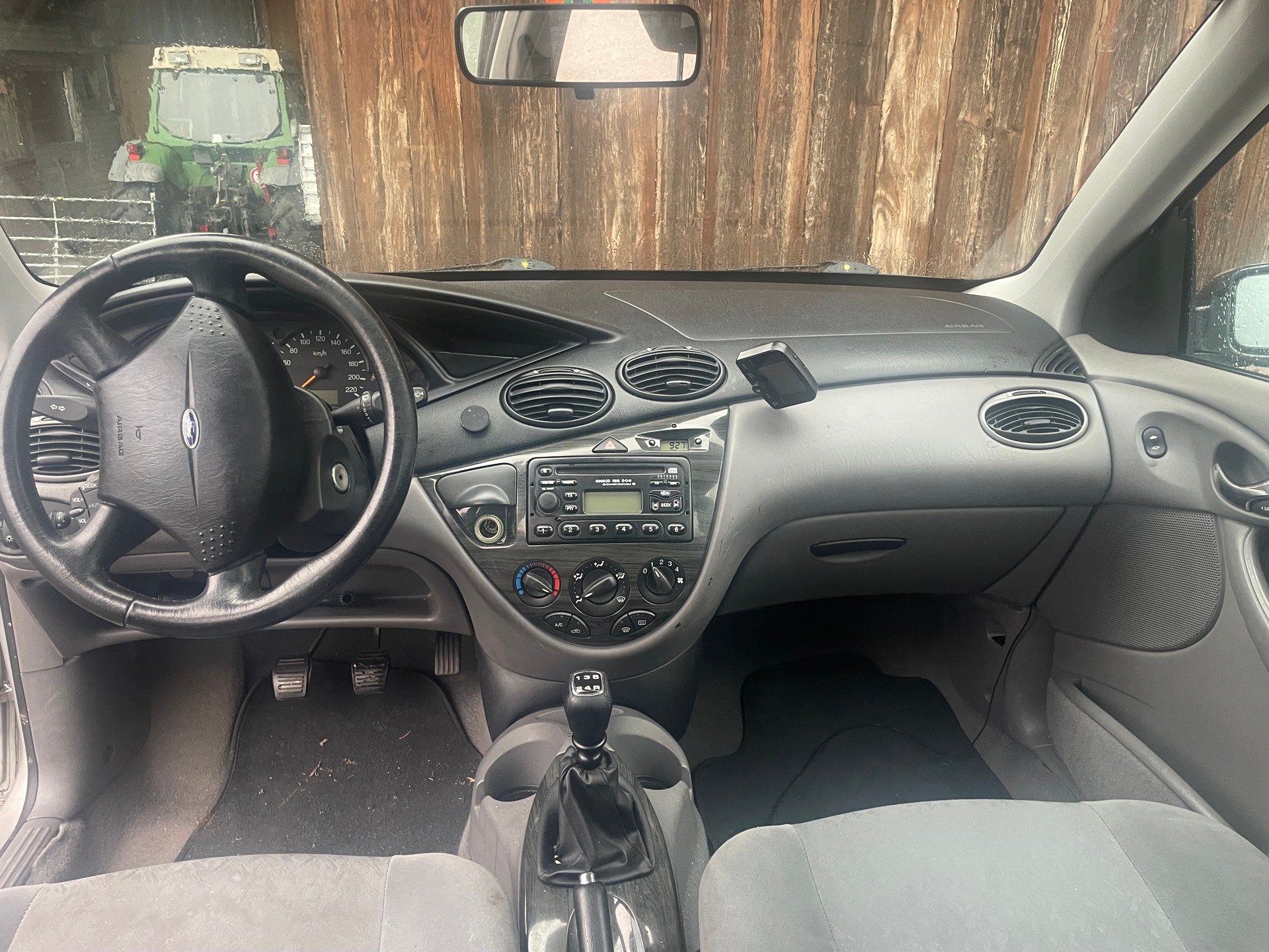 FORD Focus 2.0i 16V Ghia-image-6