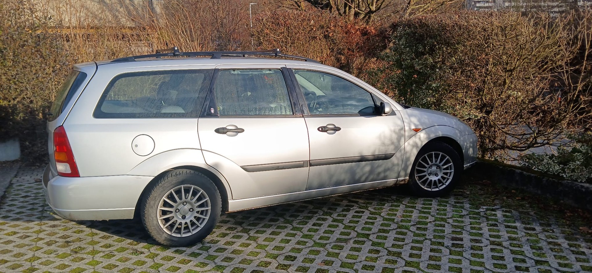 FORD Focus 2.0i 16V Ghia-image-5