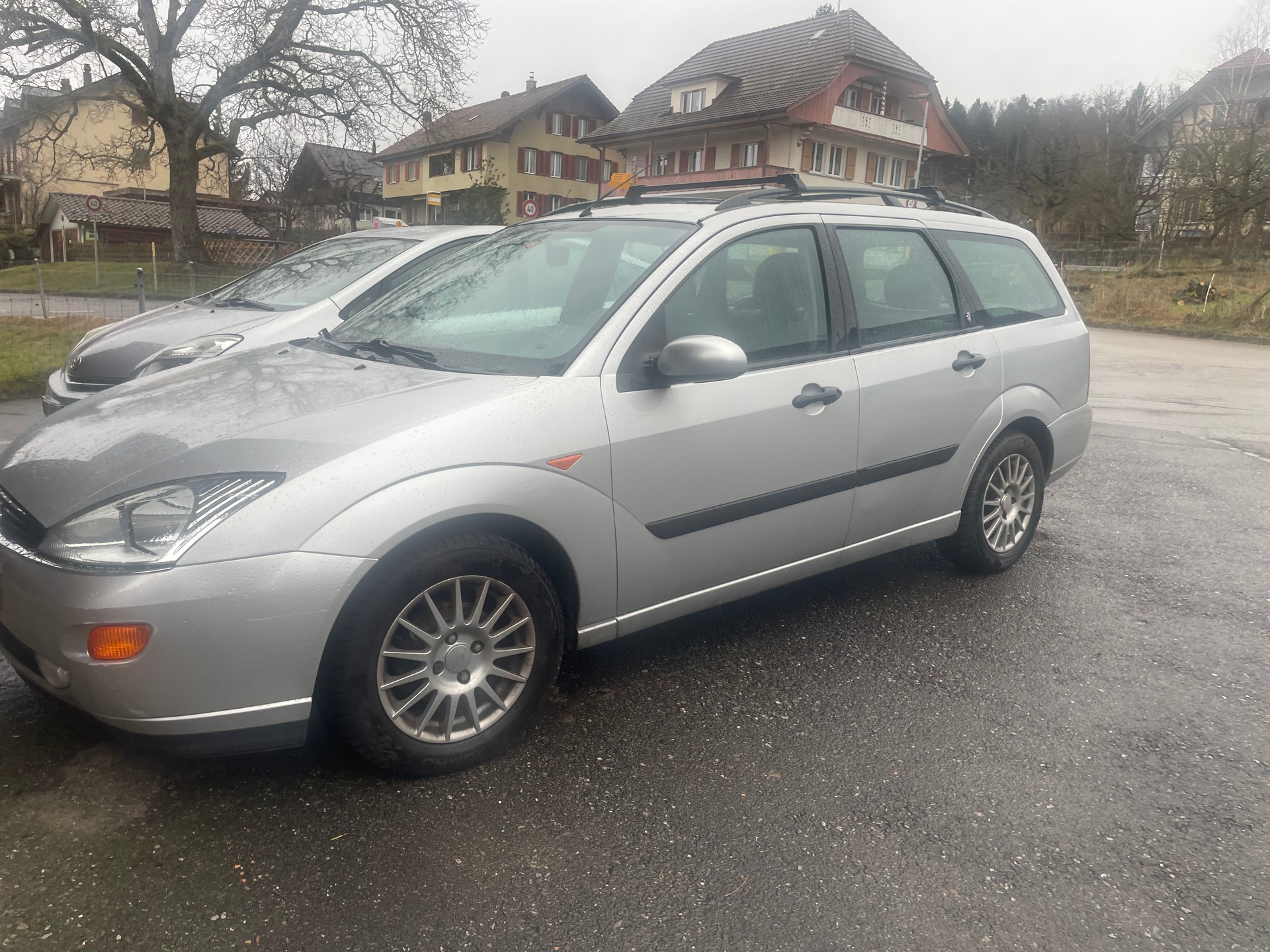FORD Focus 2.0i 16V Ghia-image-1