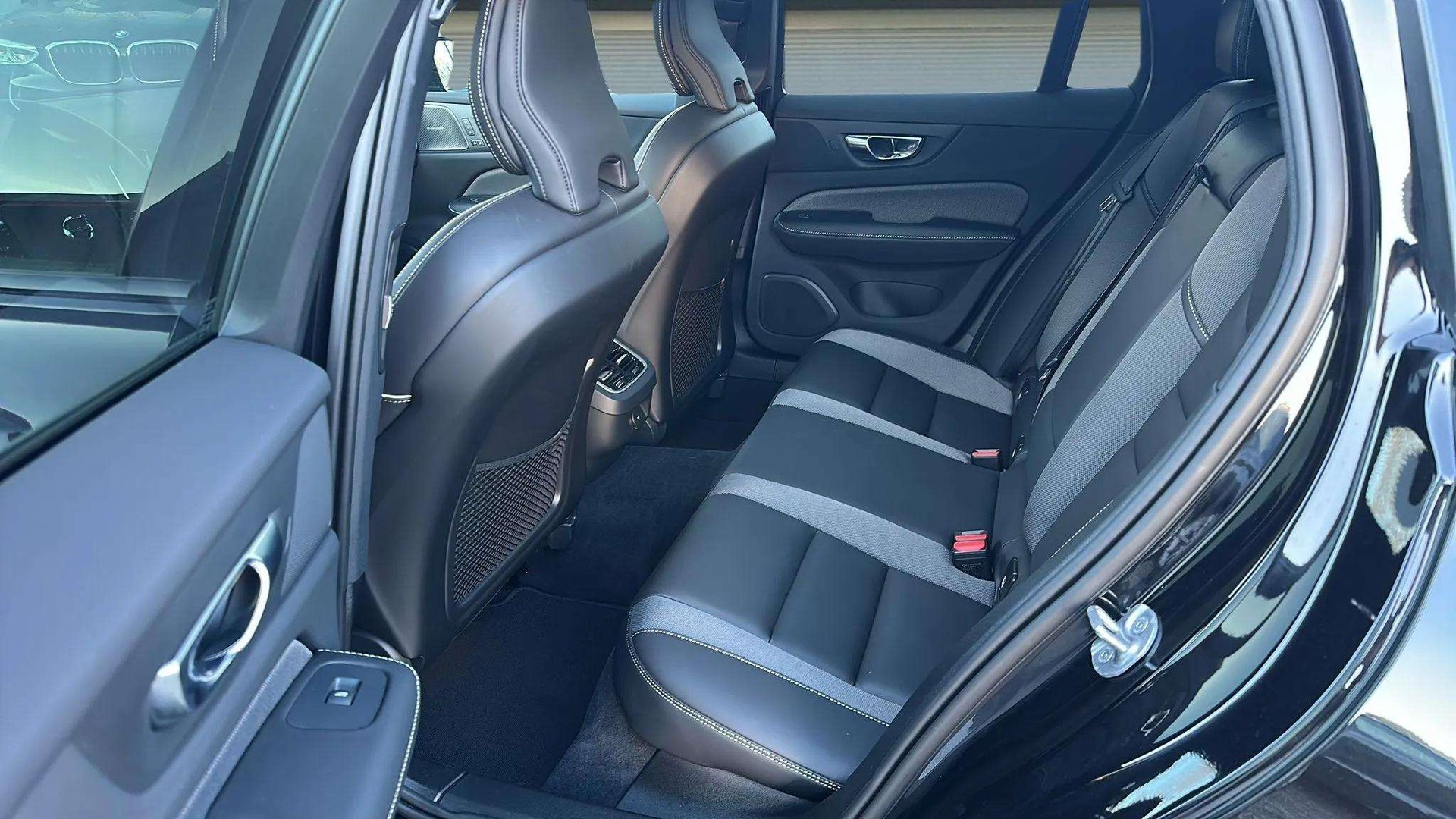 VOLVO V60 B4 Benzin Mild Hybrid Ultimate Dark DCT mit AHK & Panoramadach & 5J Werksgarantie-image-12