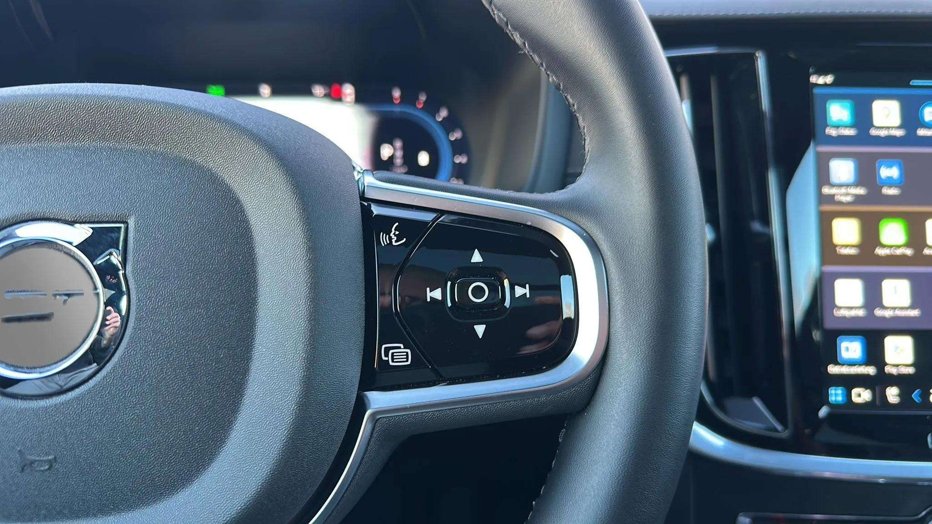 VOLVO V60 B4 Benzin Mild Hybrid Ultimate Dark DCT mit AHK & Panoramadach & 5J Werksgarantie-image-22