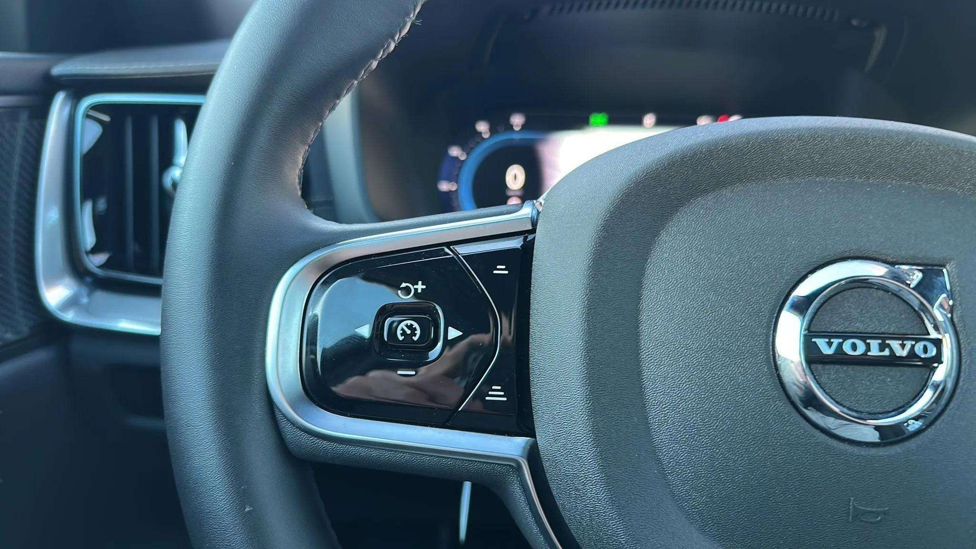 VOLVO V60 B4 Benzin Mild Hybrid Ultimate Dark DCT mit AHK & Panoramadach & 5J Werksgarantie-image-21