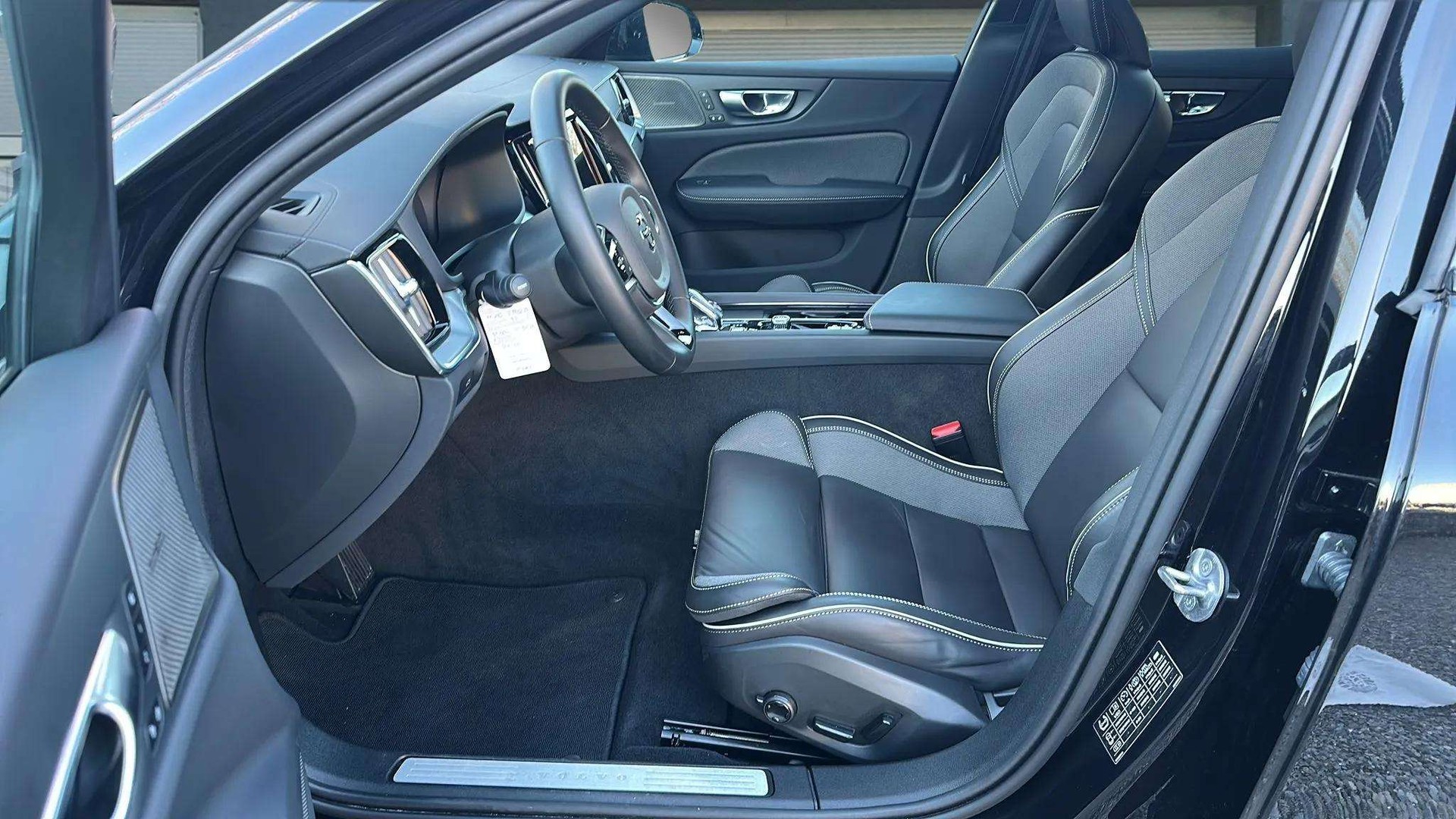 VOLVO V60 B4 Benzin Mild Hybrid Ultimate Dark DCT mit AHK & Panoramadach & 5J Werksgarantie-image-9