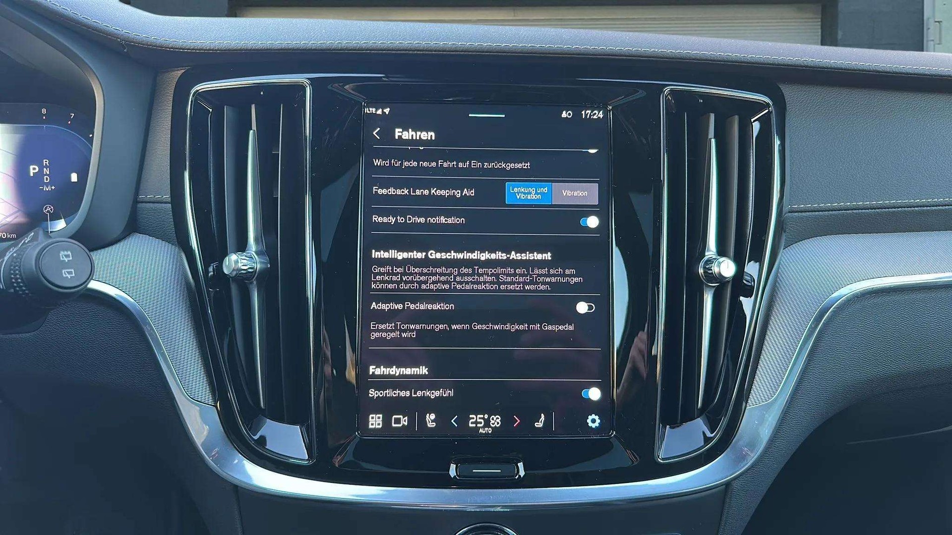 VOLVO V60 B4 Benzin Mild Hybrid Ultimate Dark DCT mit AHK & Panoramadach & 5J Werksgarantie-image-17
