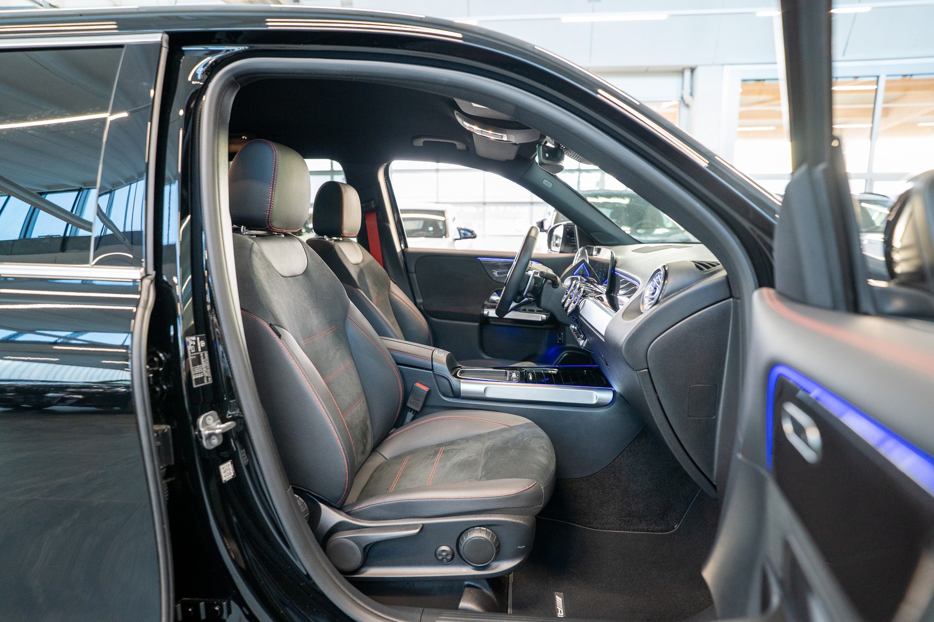 MERCEDES-BENZ GLB 35 AMG 4matic / Facelift / 360°Kamera / AHK-image-15