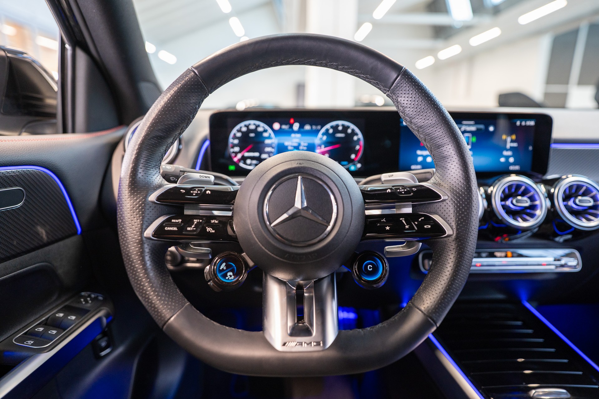 MERCEDES-BENZ GLB 35 AMG 4matic / Facelift / 360°Kamera / AHK-image-18