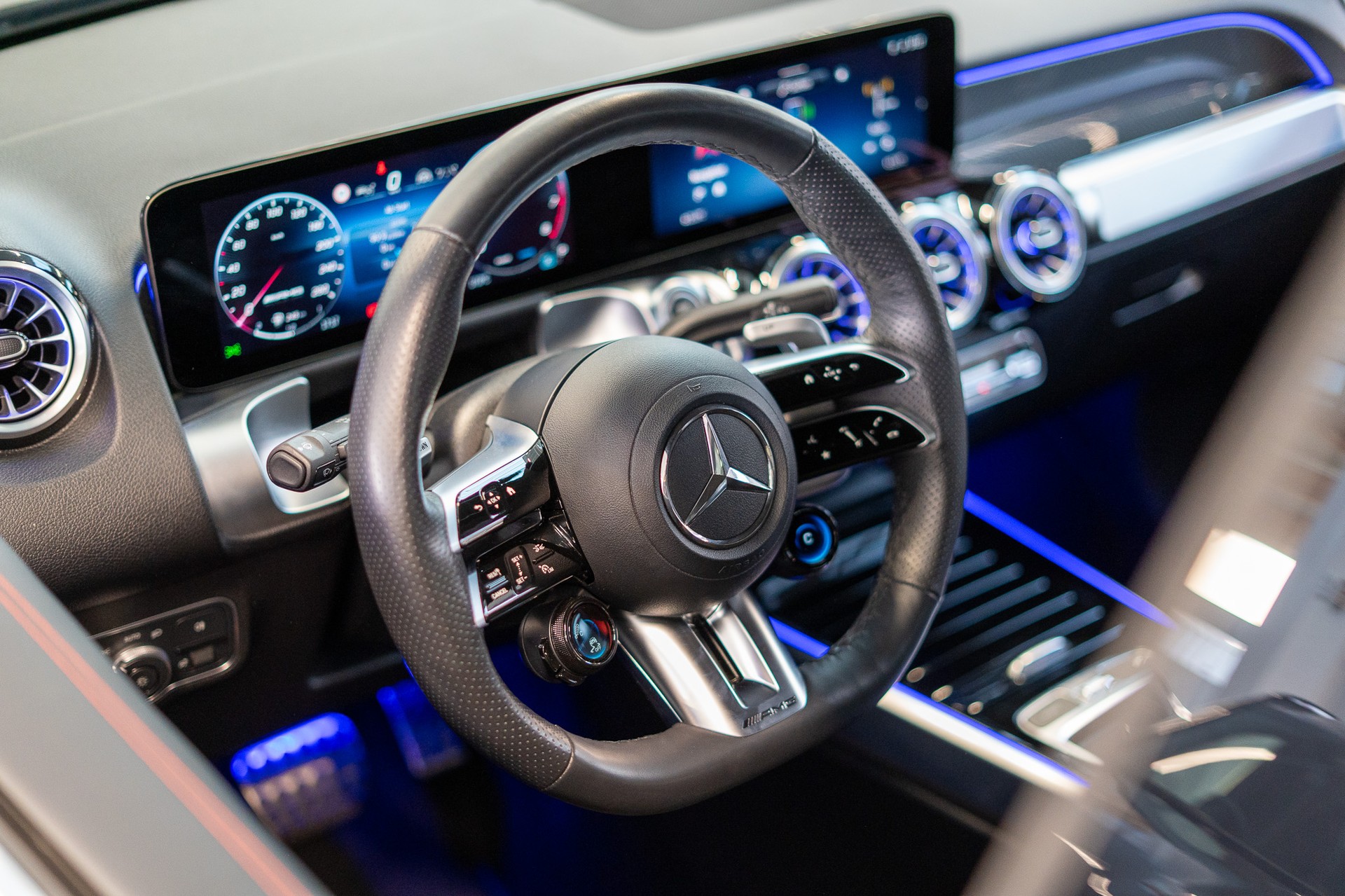 MERCEDES-BENZ GLB 35 AMG 4matic / Facelift / 360°Kamera / AHK-image-10