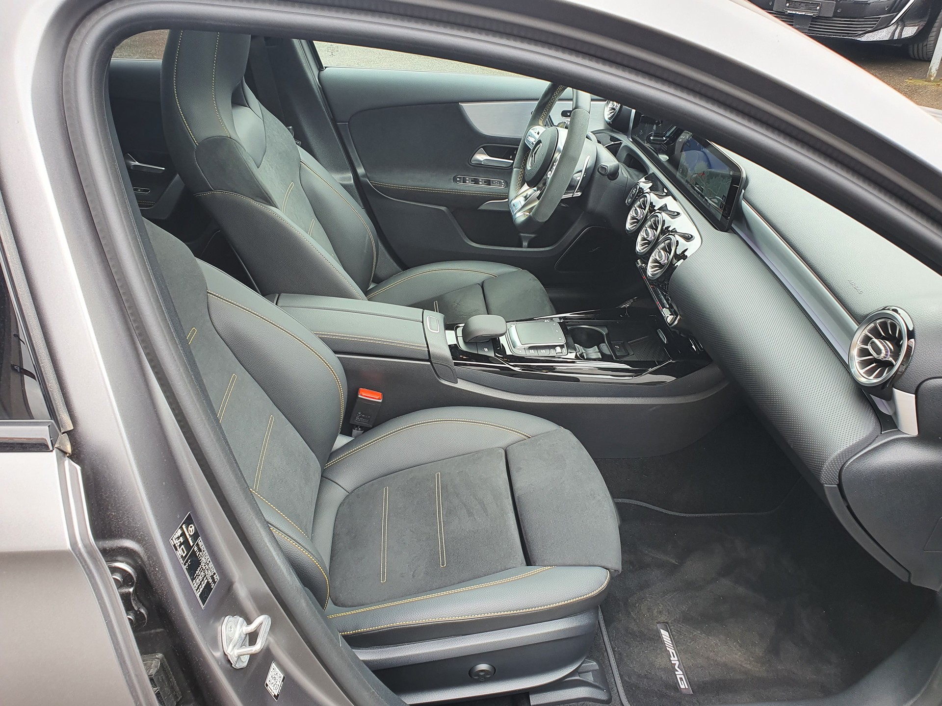 MERCEDES-BENZ A 45 S AMG 4Matic+ Speedshift-image-9