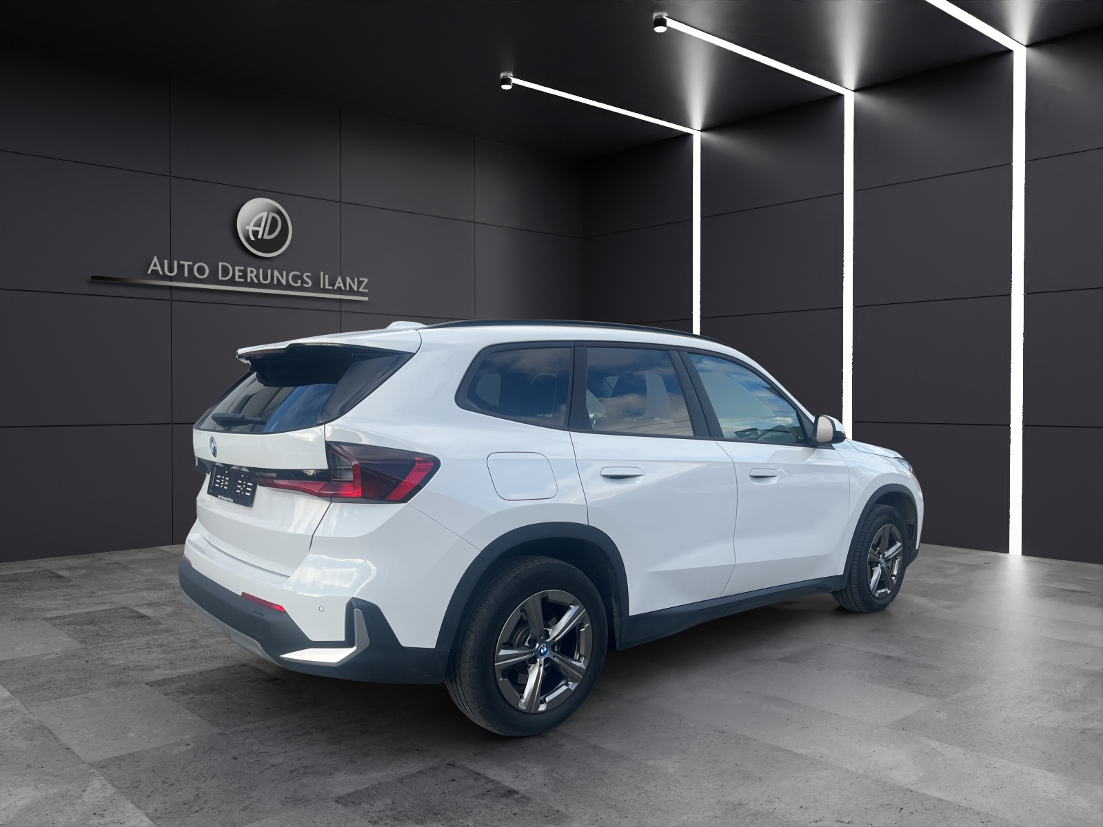 BMW X1 30e xDrive-showroom-element-1