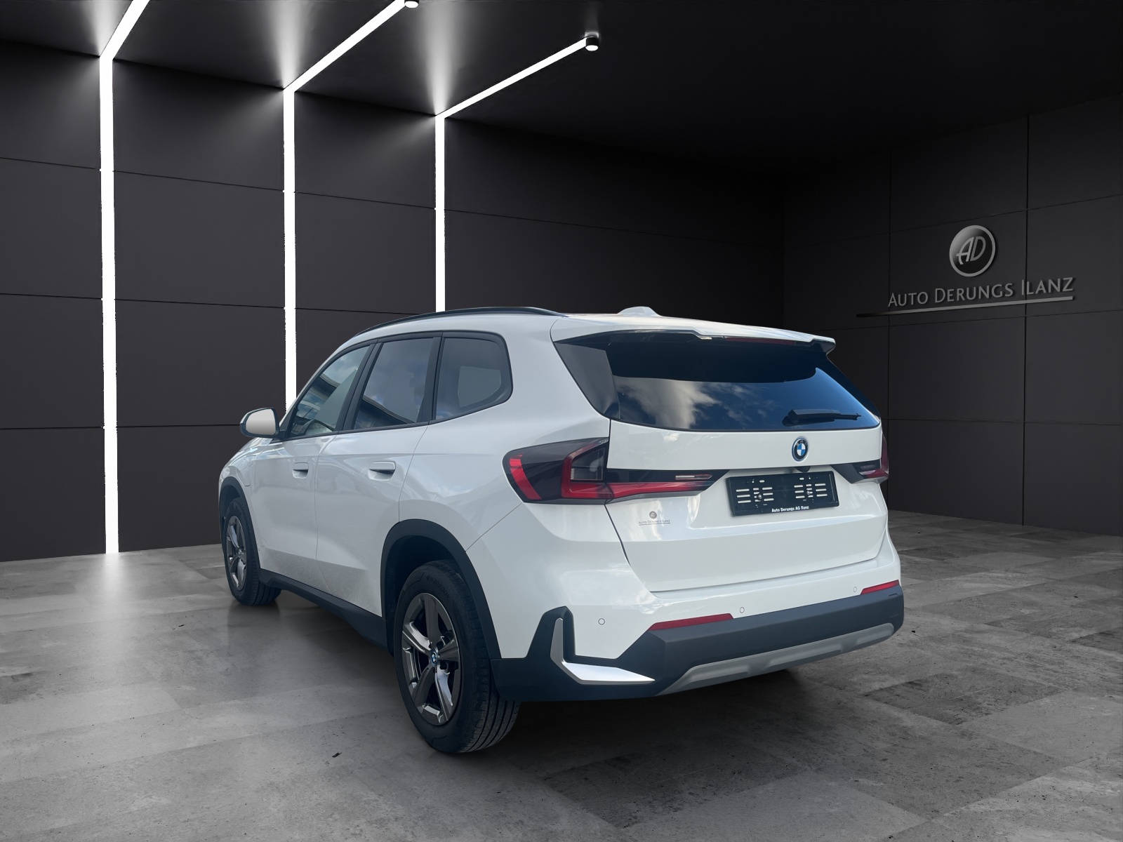 BMW X1 30e xDrive-showroom-element-3