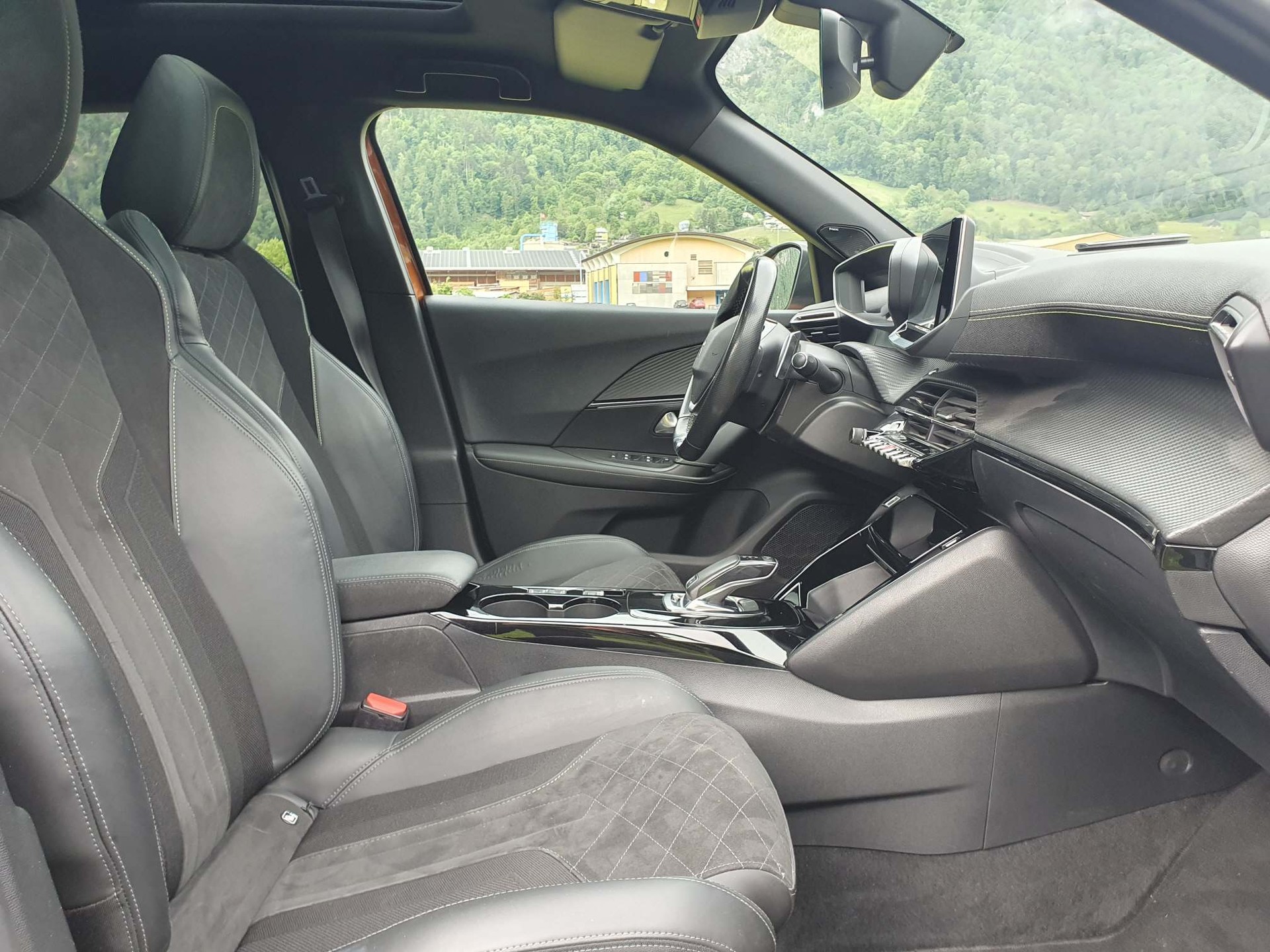 PEUGEOT 2008 1.2 PureTech 155 GT-image-8
