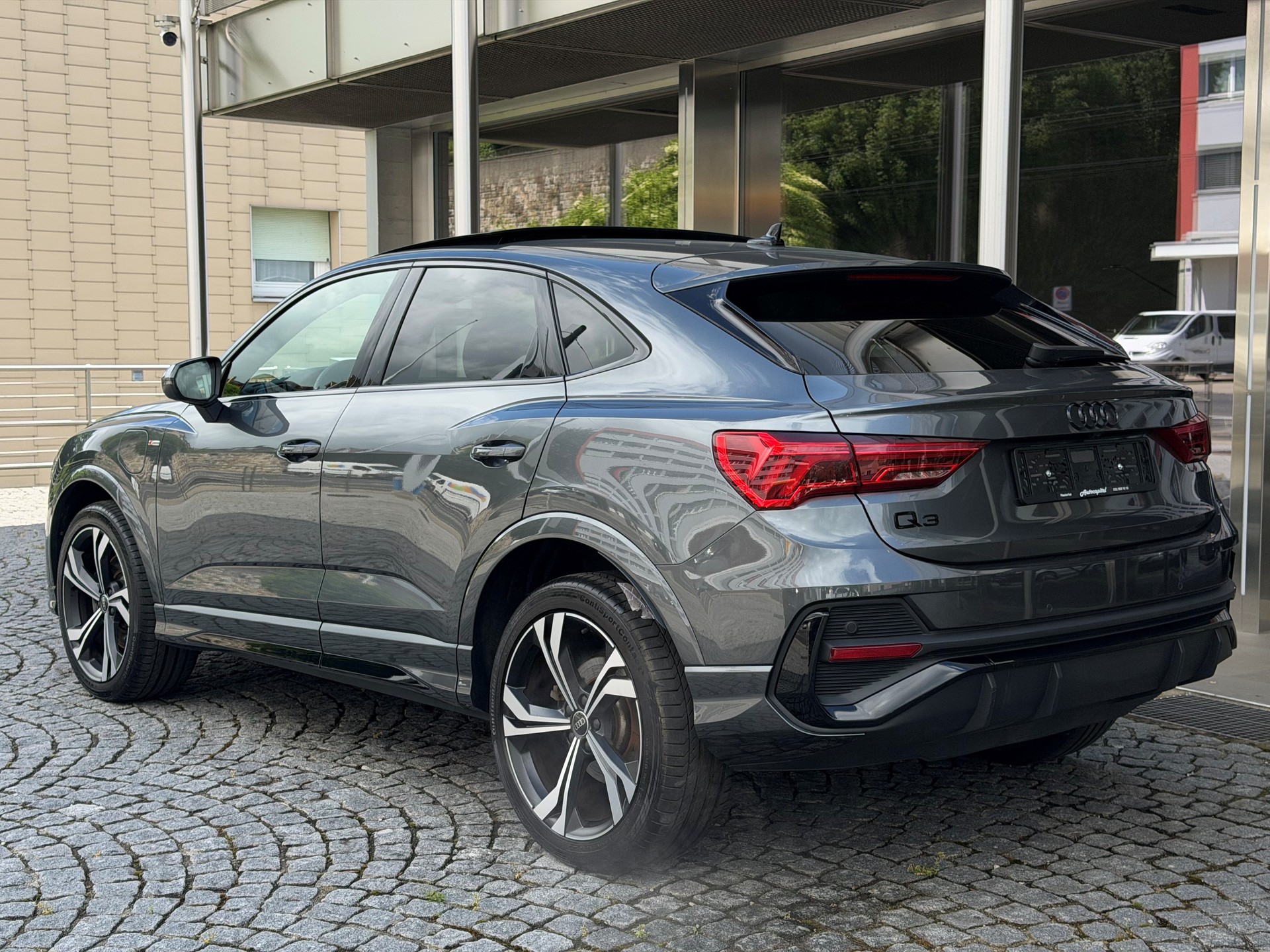 AUDI Q3 SB 45 TFSI e S li S-tr-image-3