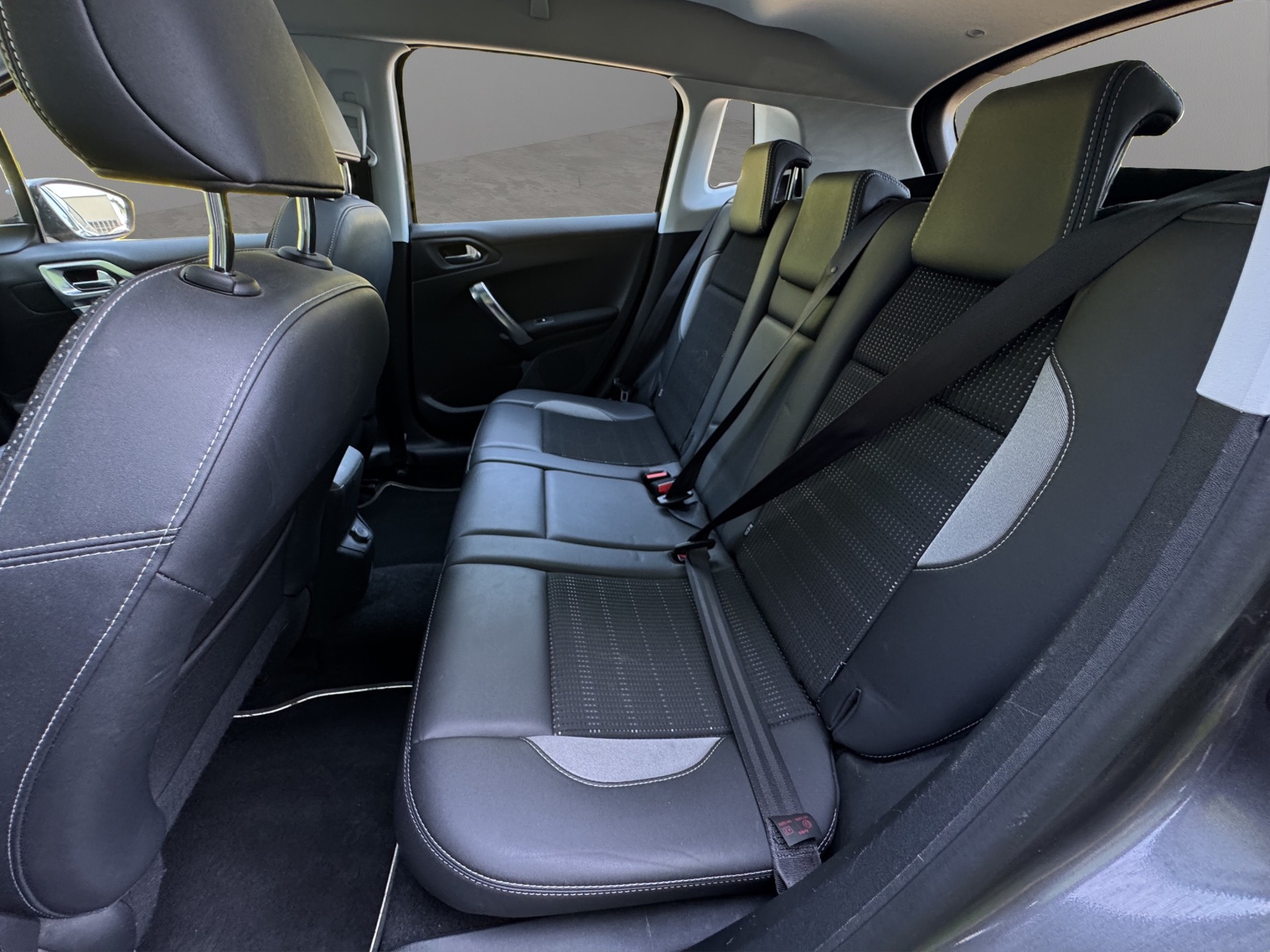 PEUGEOT 2008 1.6 e-HDi Crossway-image-11