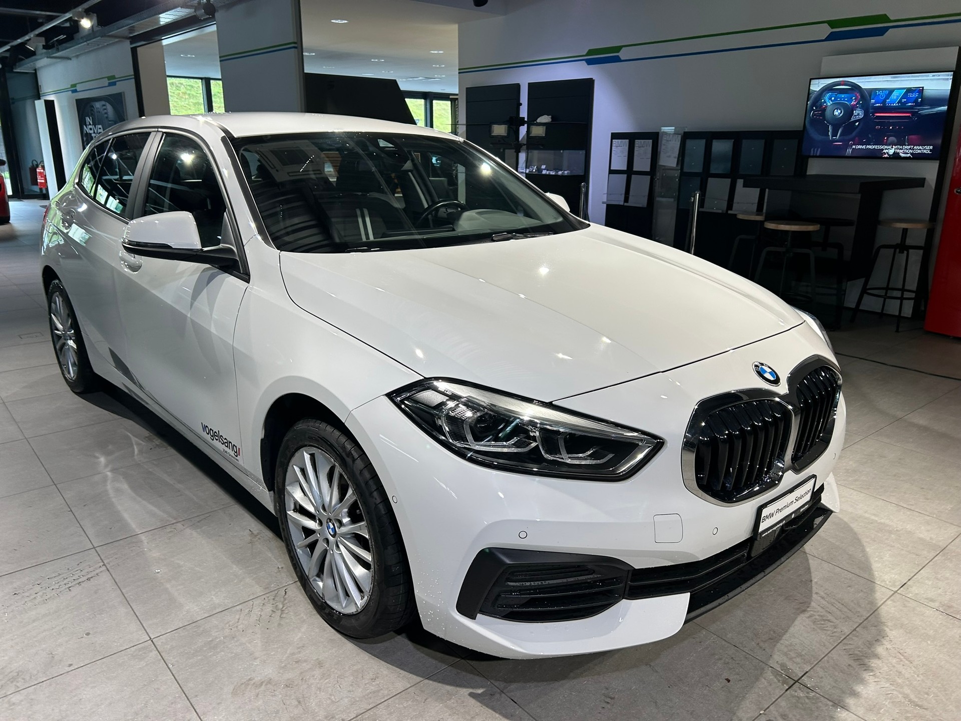 BMW 120i Steptronic-showroom-element-3