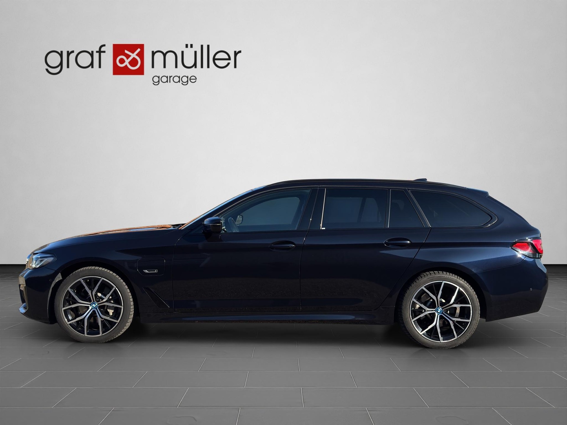 BMW 530e xDrive paddles-showroom-element-1