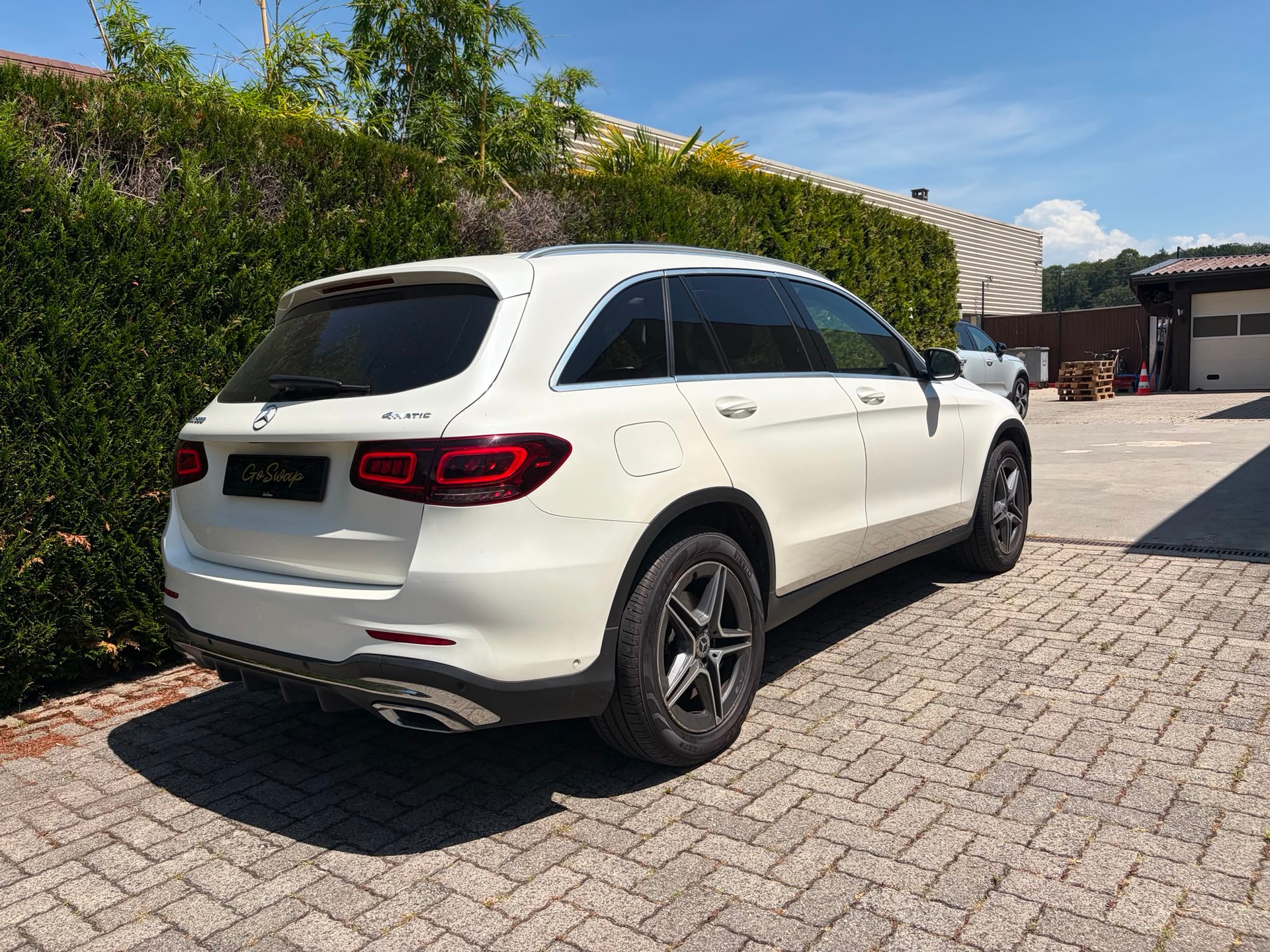 MERCEDES-BENZ GLC 200 AMG Line 4Matic 9G-Tronic-showroom-element-3