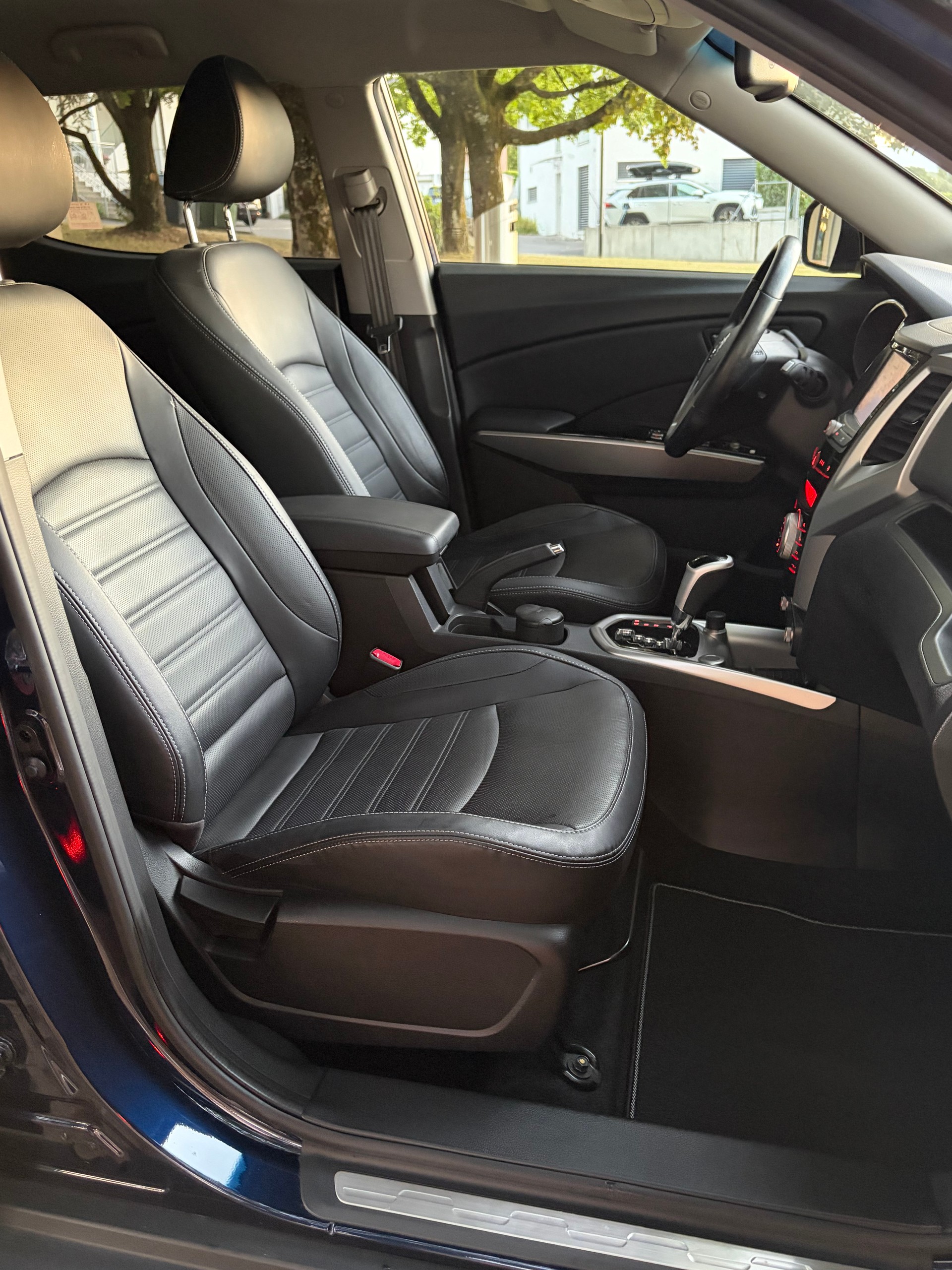 KGM-SsangYong Tivoli 1.6 e-XGi Sapphire 4WD Automatic-image-6