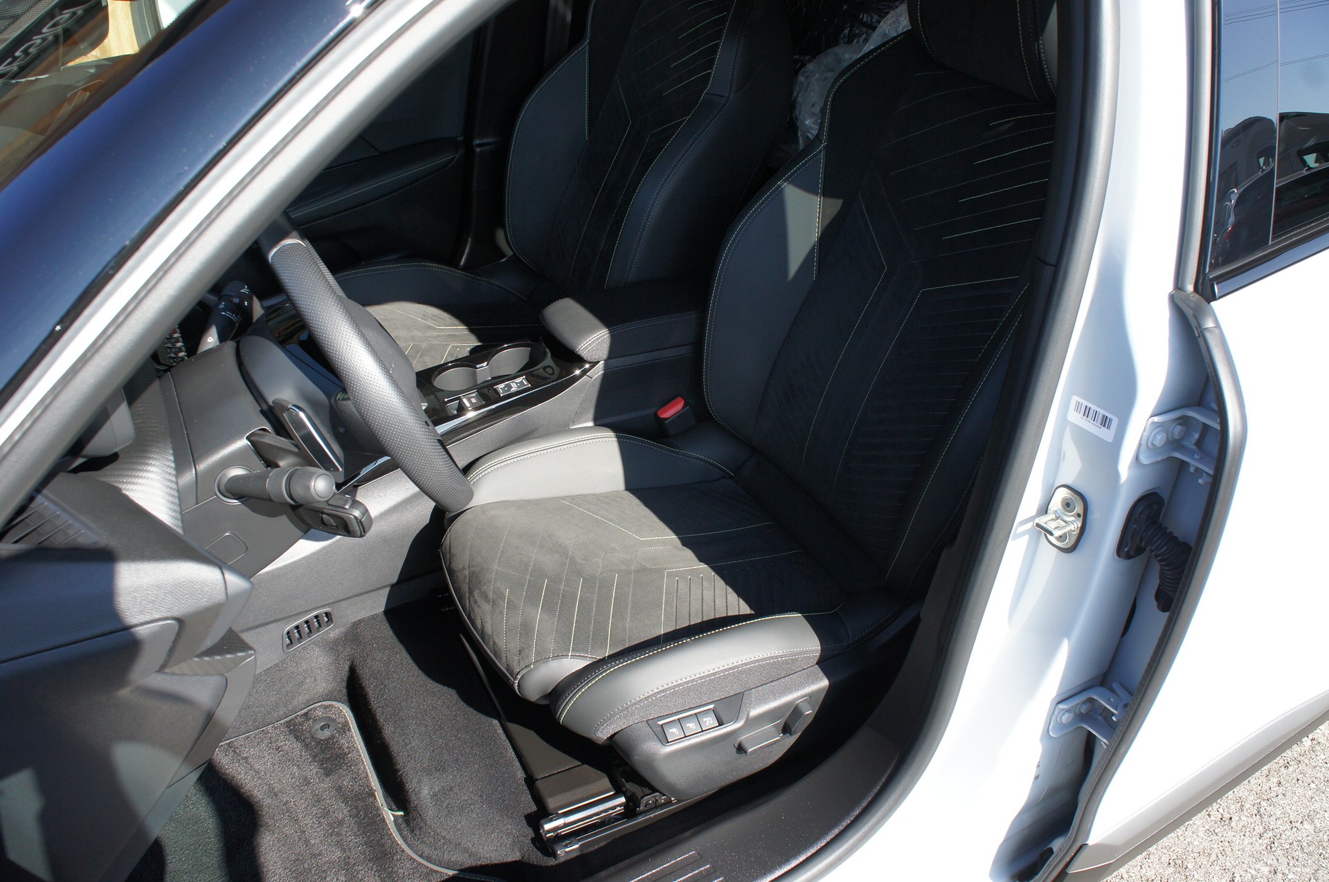 PEUGEOT 2008 1.2 145 MHEV GT-image-14