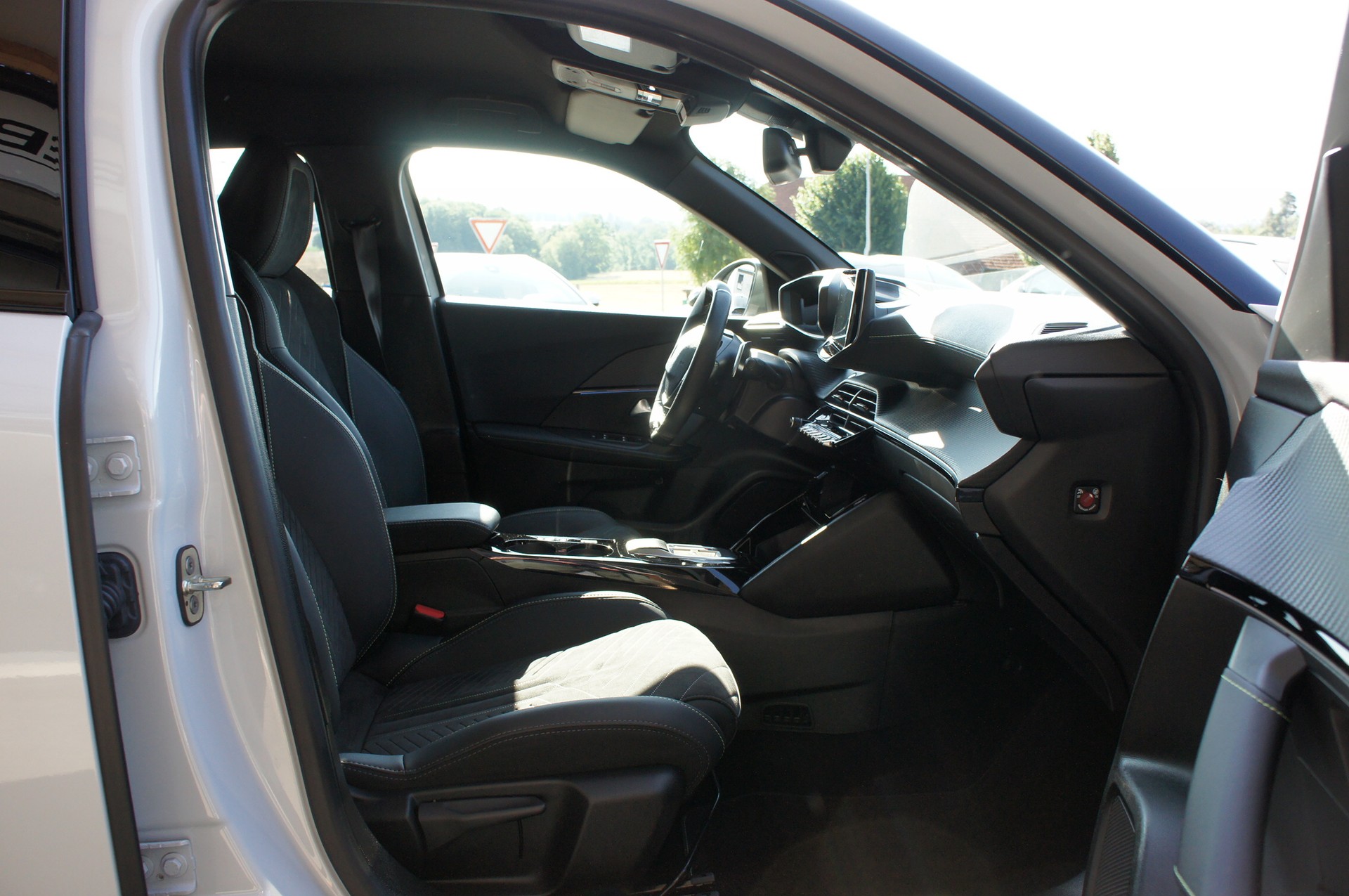 PEUGEOT 2008 1.2 145 MHEV GT-image-8