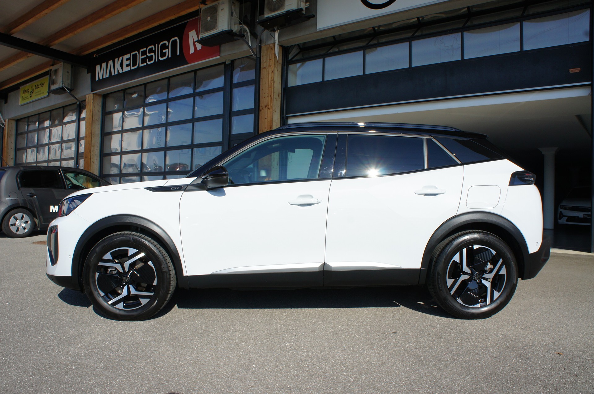 PEUGEOT 2008 1.2 145 MHEV GT-showroom-element-1