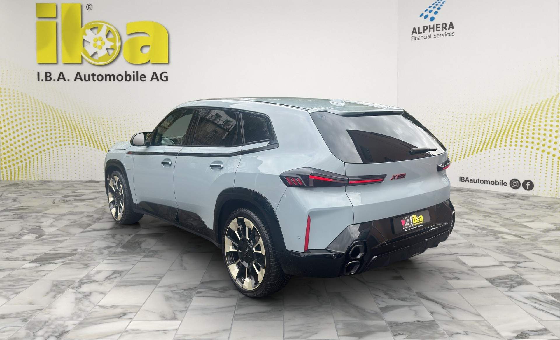 BMW XM xDrive PHEV Label (CH) INDIVIDUAL M Driver's Package-showroom-element-2