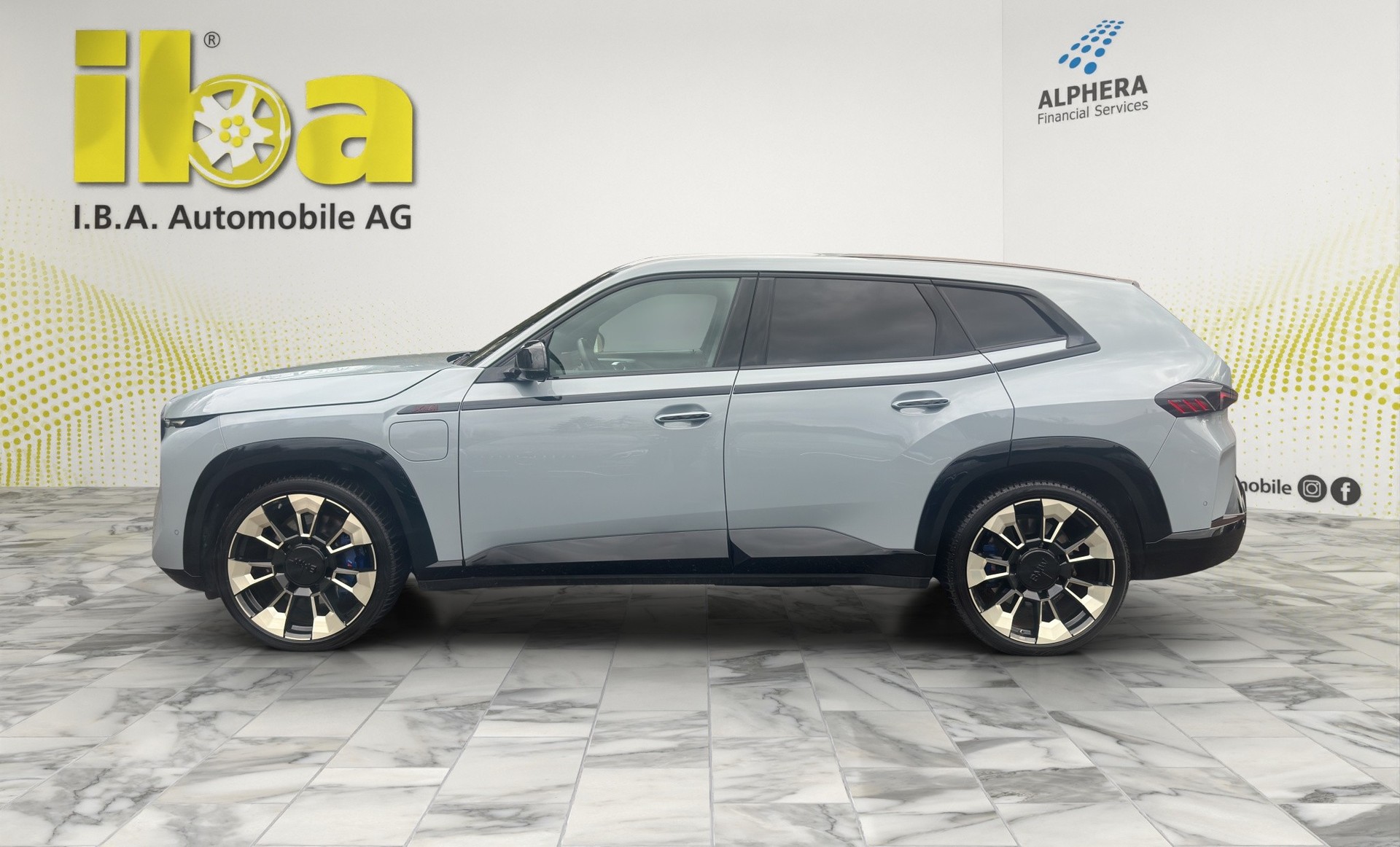 BMW XM xDrive PHEV Label (CH) INDIVIDUAL M Driver's Package-showroom-element-1
