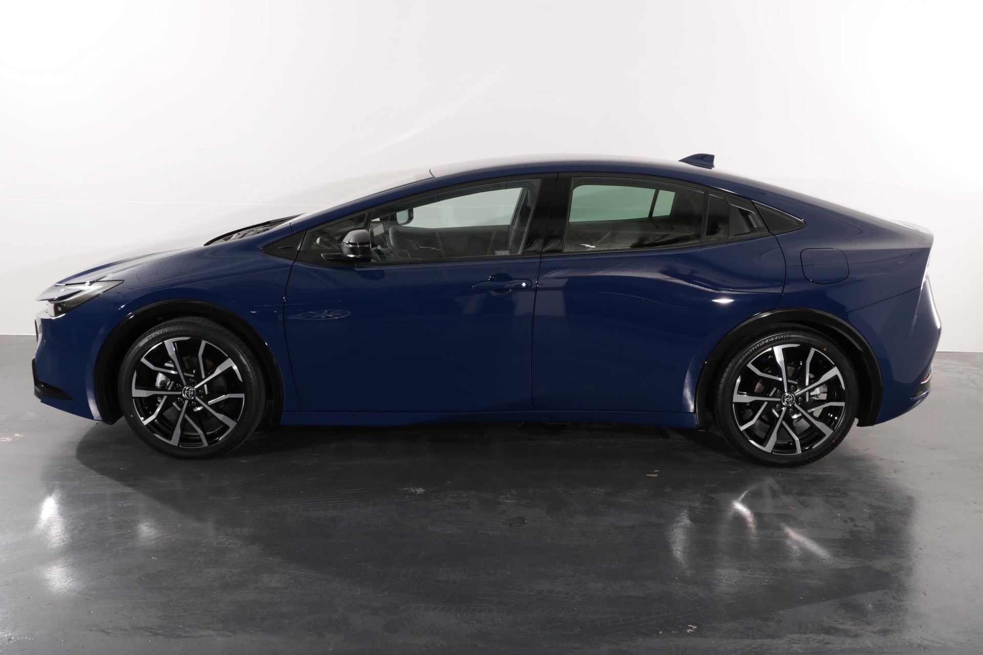 TOYOTA Prius 2.0 Plug-In-Hybrid Style-showroom-element-2