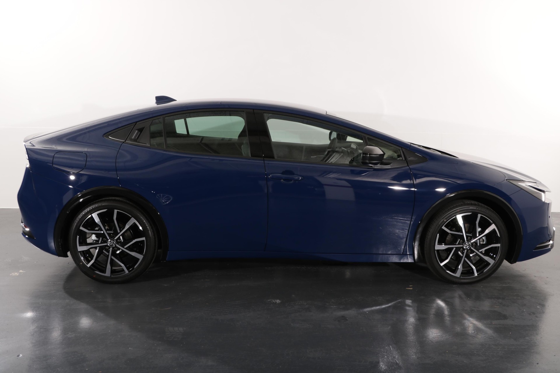 TOYOTA Prius 2.0 Plug-In-Hybrid Style-image-11