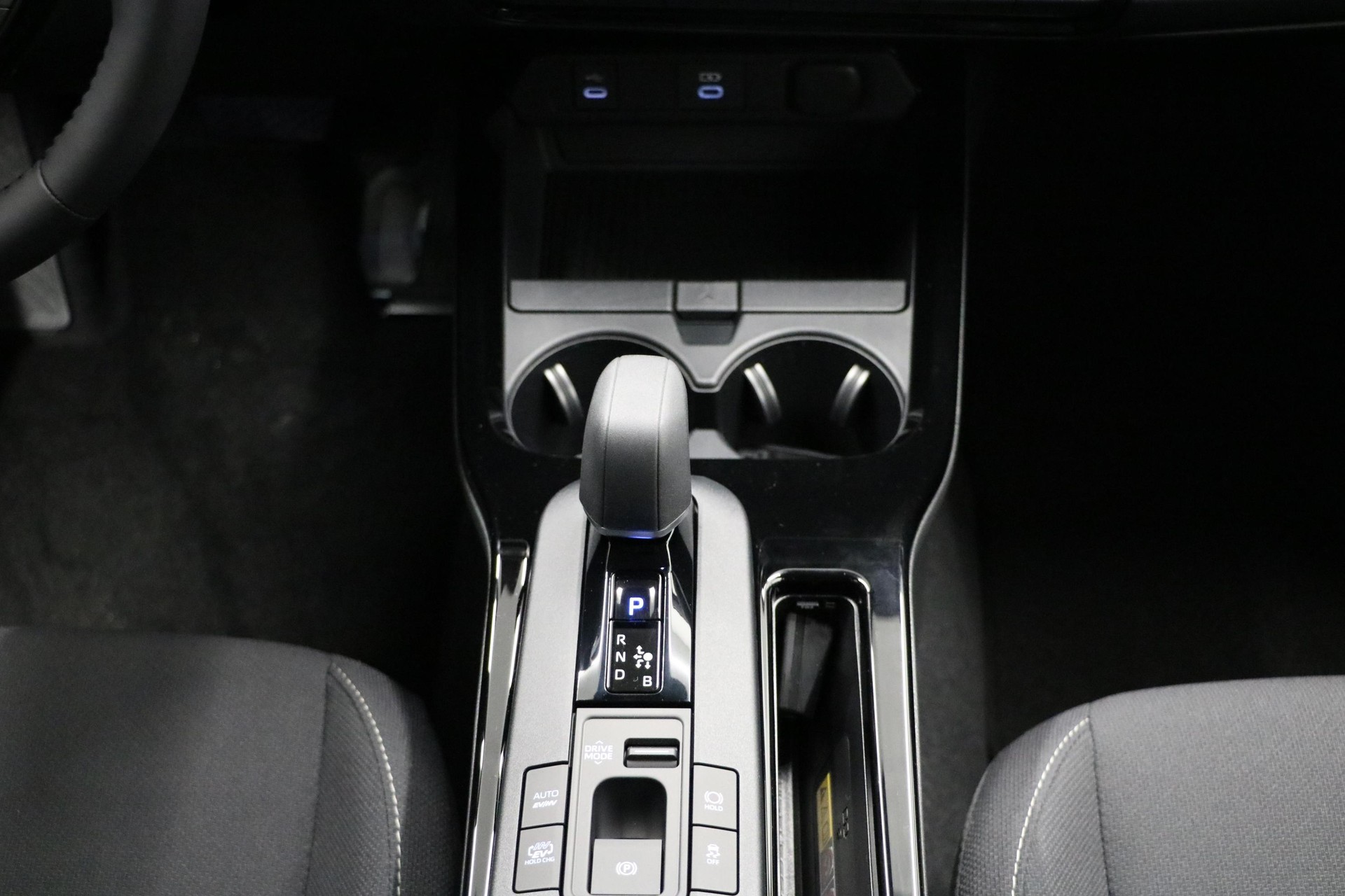 TOYOTA Prius 2.0 Plug-In-Hybrid Style-image-9