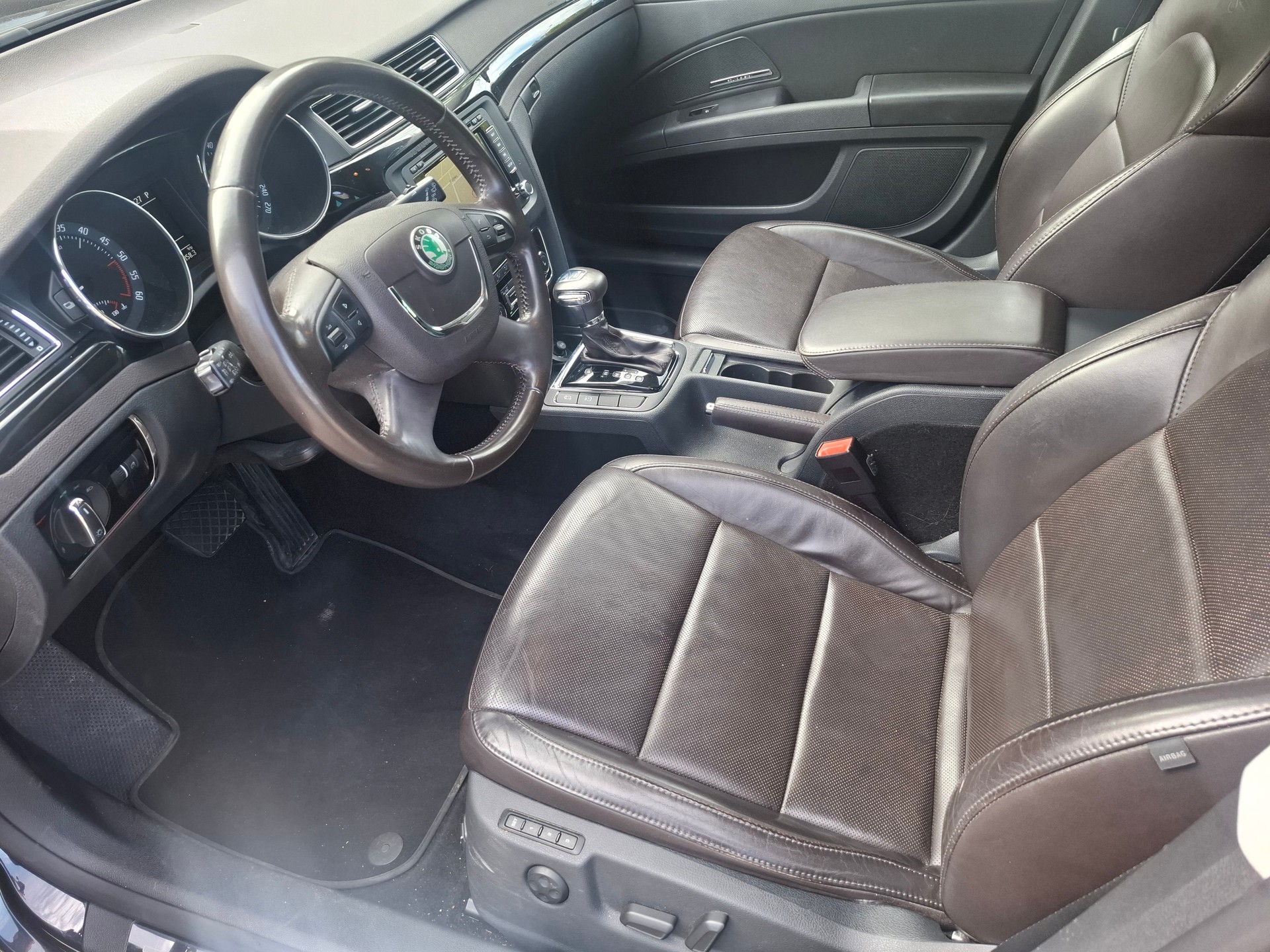 SKODA Superb Combi 2.0 TDi Elegance DSG-image-8