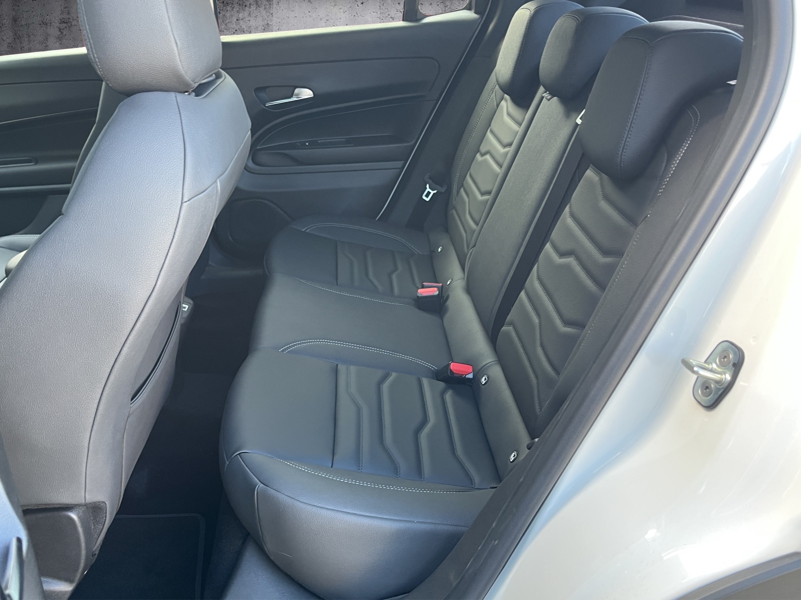 JEEP Avenger 1.2 MHEV Overland Pack Leder 4xe-image-13