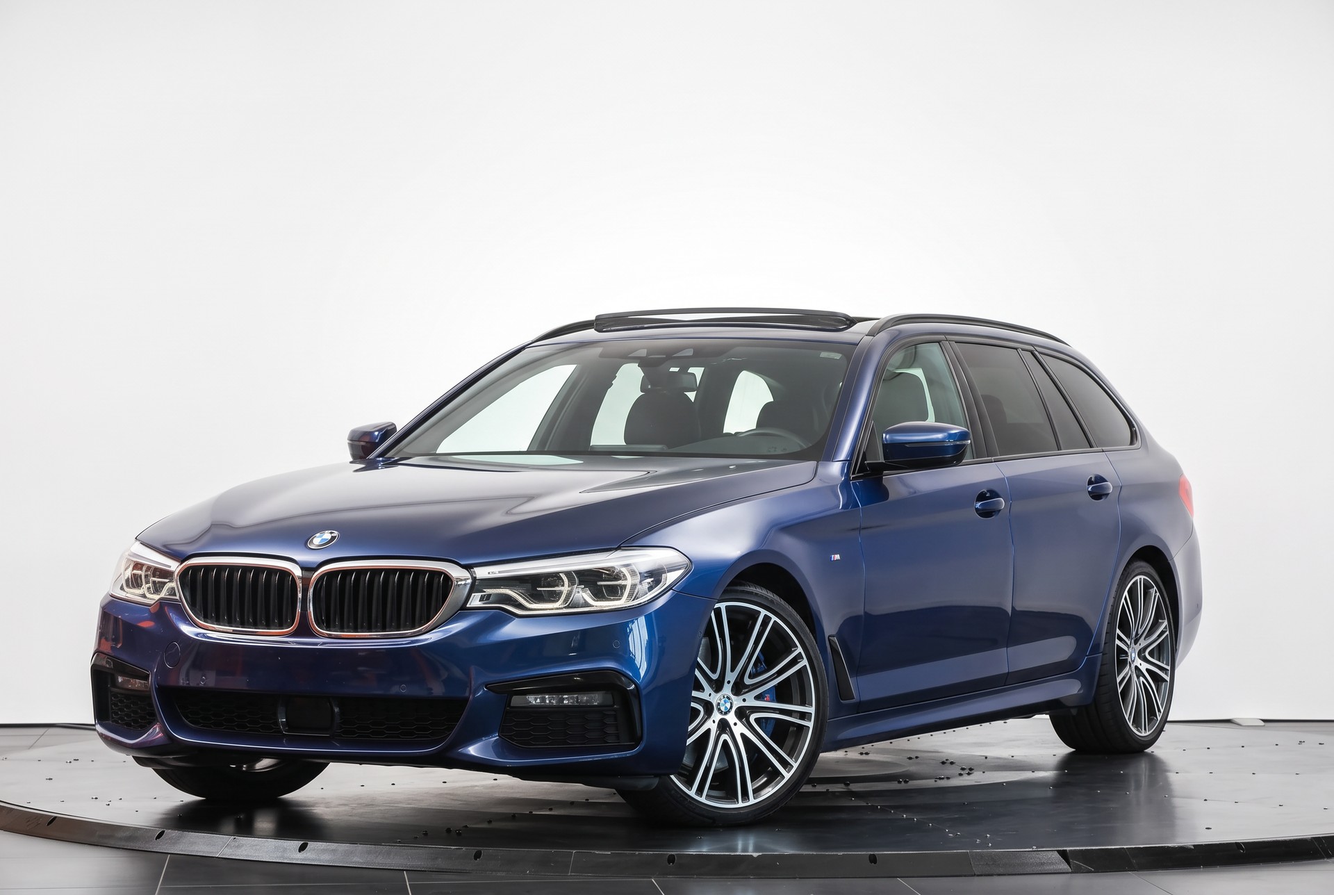 BMW 540d xDrive Pure M Sport Edition Steptronic Head-Up Display • Toit ouvrant • Harman Kardon-showroom-element-3