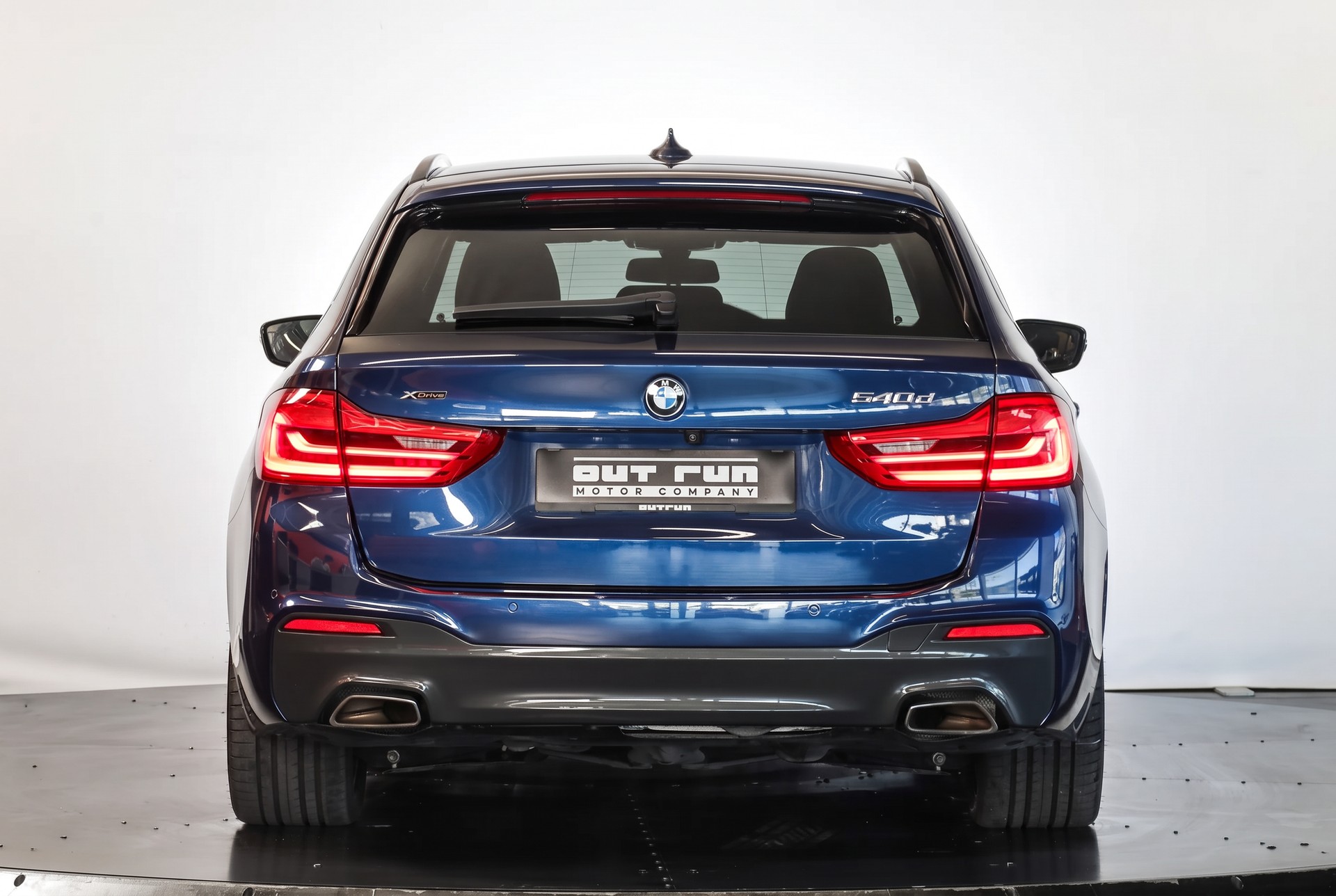 BMW 540d xDrive Pure M Sport Edition Steptronic Head-Up Display • Toit ouvrant • Harman Kardon-showroom-element-2