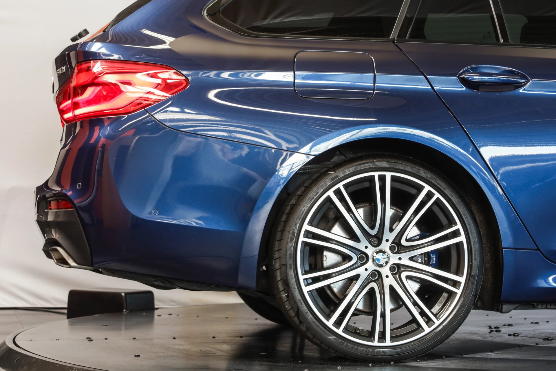 BMW 540d xDrive Pure M Sport Edition Steptronic Head-Up Display • Toit ouvrant • Harman Kardon-image-9