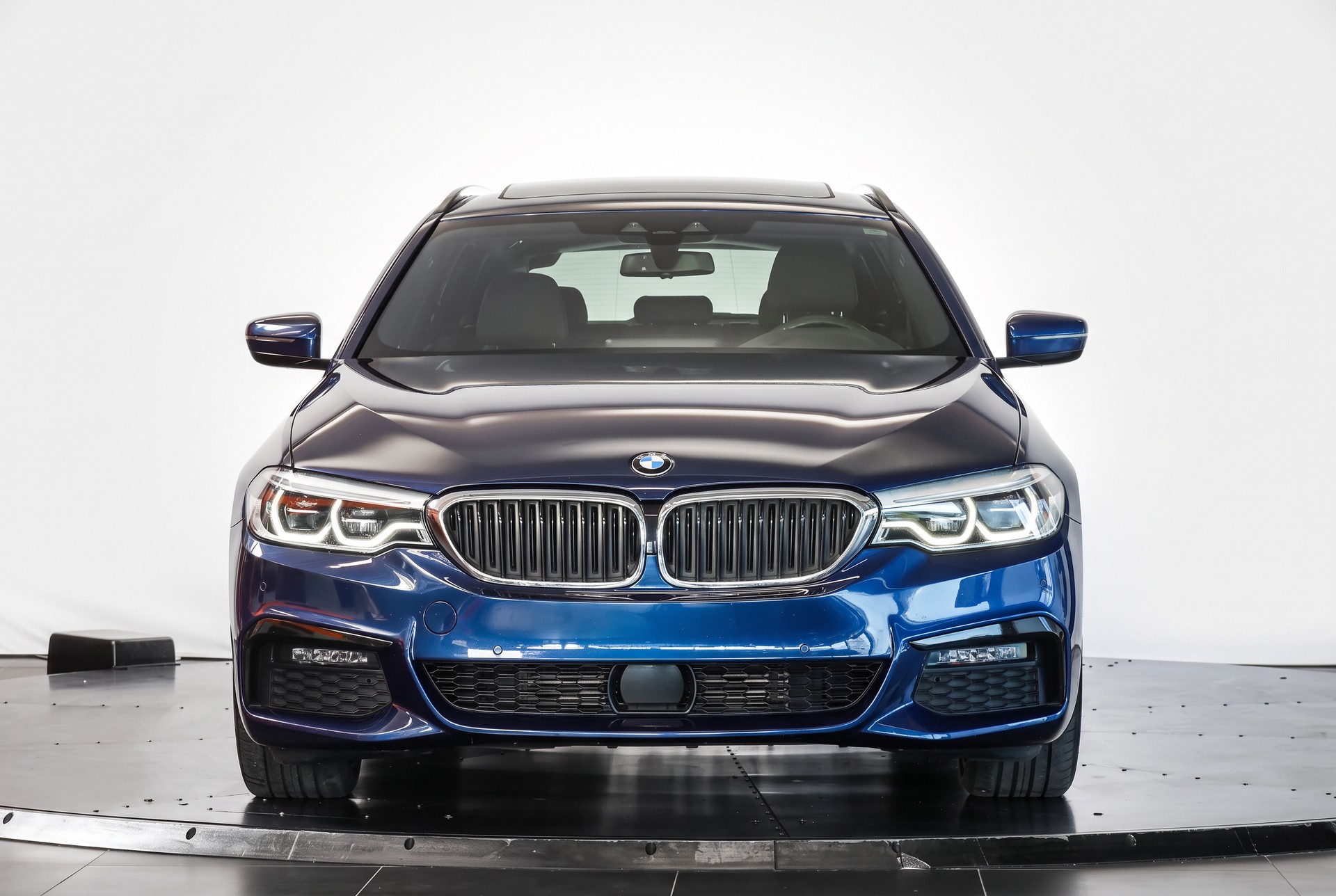 BMW 540d xDrive Pure M Sport Edition Steptronic Head-Up Display • Toit ouvrant • Harman Kardon-showroom-element-1