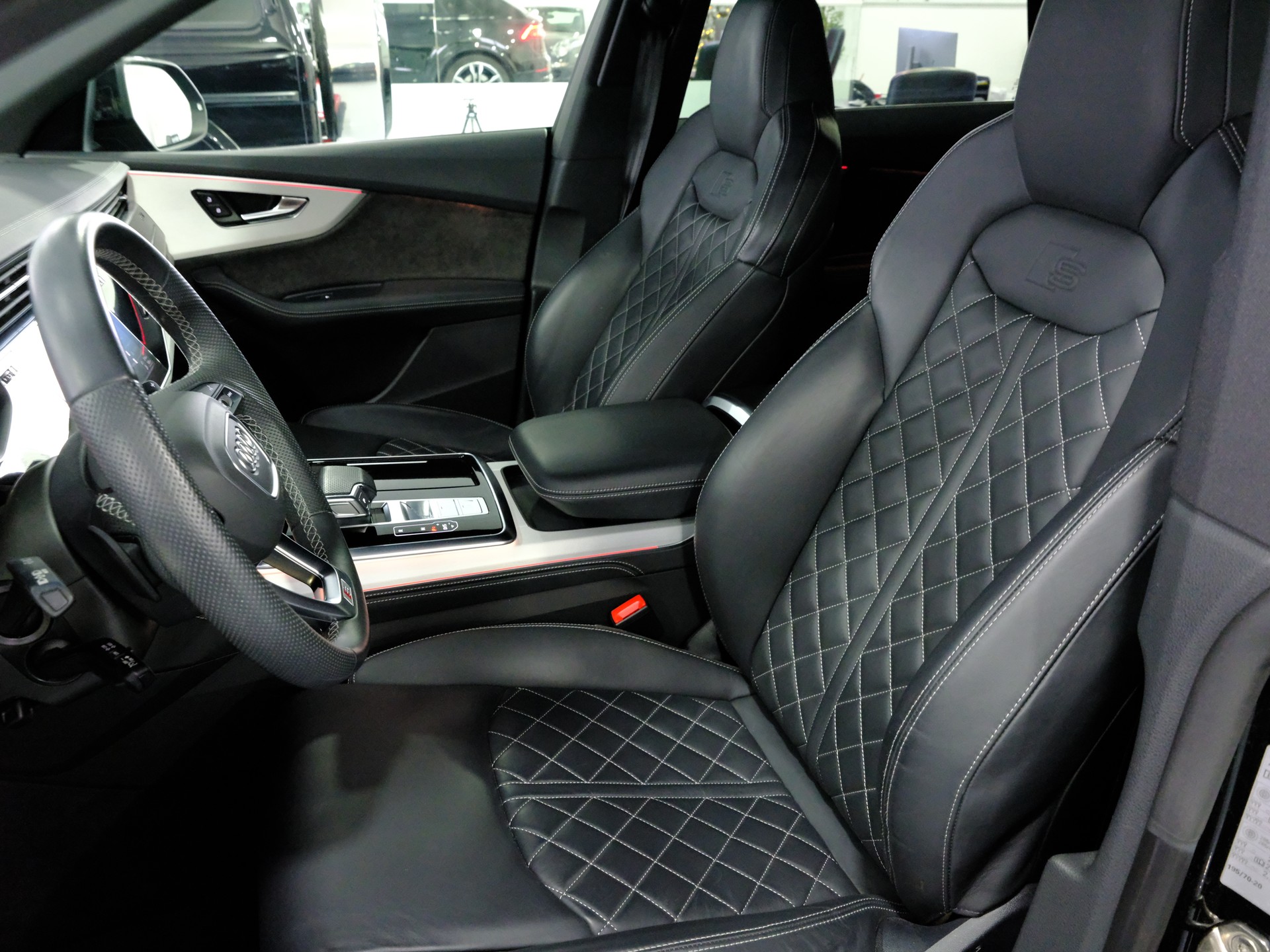 AUDI SQ8 TFSI quattro tiptronic *Premiumpaket* *Assistenzpaket plus* *Pano*-image-12