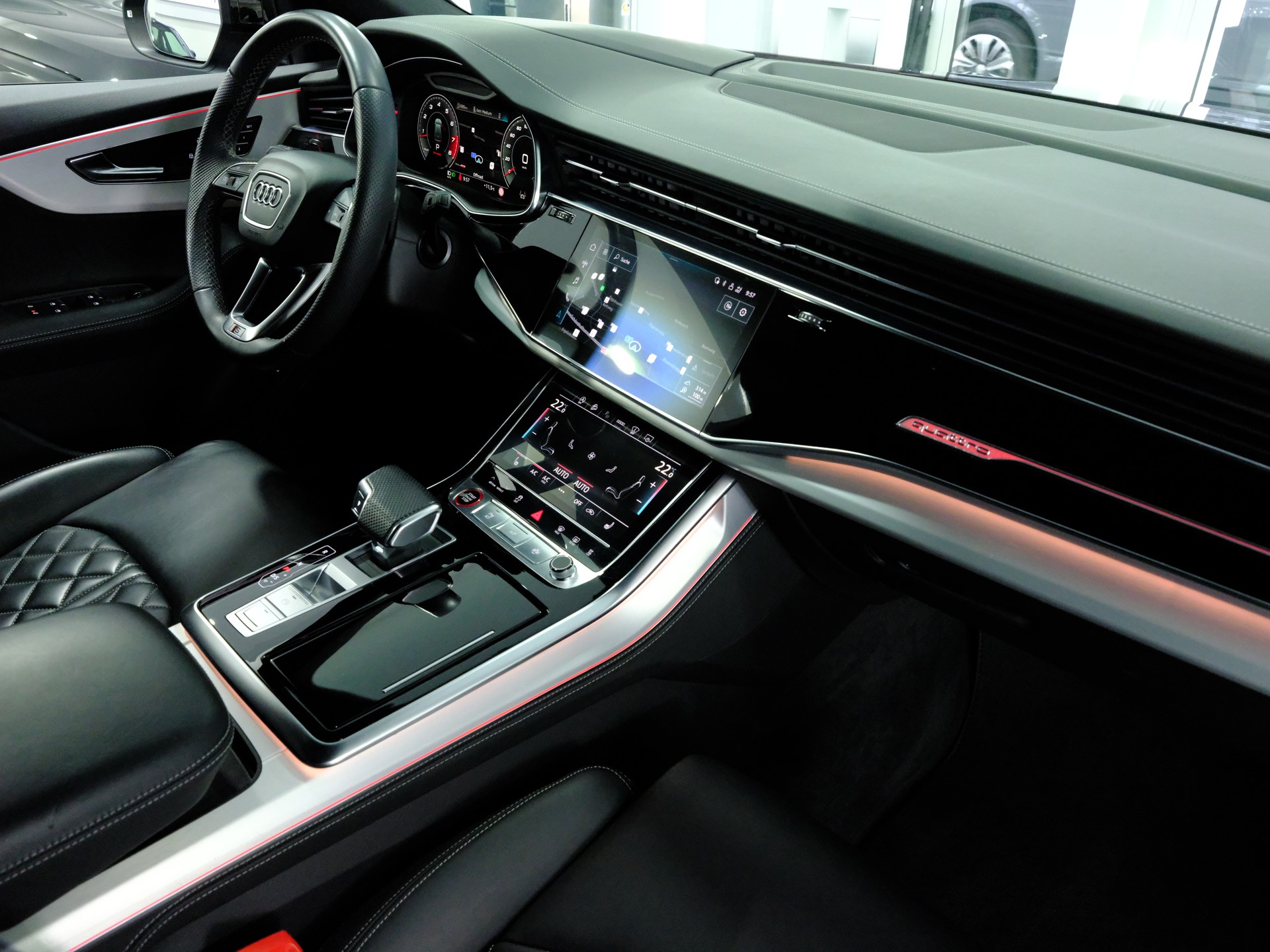 AUDI SQ8 TFSI quattro tiptronic *Premiumpaket* *Assistenzpaket plus* *Pano*-image-18